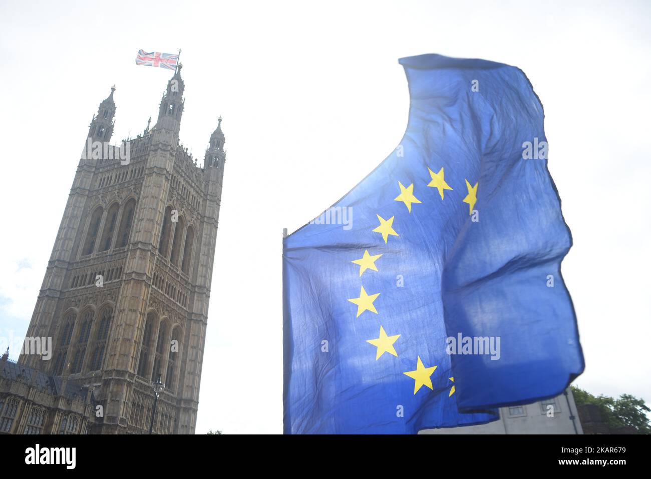 Les drapeaux européens se déferlent devant les chambres du Parlement à Londres sur 11 septembre 2017. Le Parlement vote le projet de loi d'abrogation du Brexit, qui constitue une nouvelle étape du processus de sortie de l'Union européenne, après le référendum de 2016. (Photo par Alberto Pezzali/NurPhoto) Banque D'Images