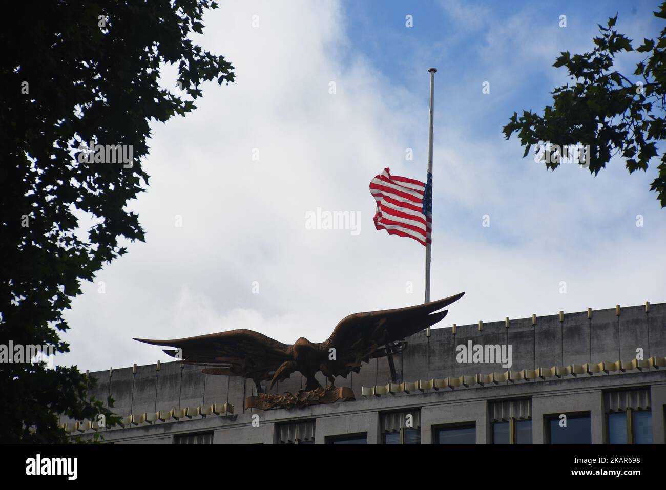 Le drapeau américain vole en Berne pour commémorer les victimes de l'attaque terroriste de 9/11, Londres sur 11 septembre 2017. Les attentats du 11 septembre (également appelés 9/11) étaient une série de quatre attaques terroristes coordonnées perpétrées par le groupe terroriste islamique Al-Qaïda contre les États-Unis dans la matinée de mardi, 11 septembre 2001. Les attaques ont tué 2 997 personnes, en ont blessé plus de 6 000 autres. (Photo par Alberto Pezzali/NurPhoto) Banque D'Images