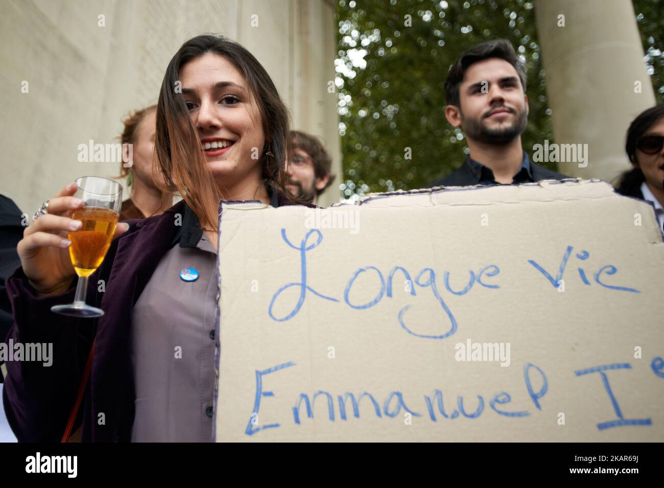 Un manifestant portant une étiquette intitulée « longue vie à Emmanuel le premier » présente un verre de fausse champagne pour moquer le président Macron lors d'un rassemblement contre ses politiques. Alors qu'Emmanuel Macron est venu à Toulouse pour discuter du logement, le Front social (réunion des partis politiques et des syndicats) s'est réuni en face du Mémorial de la guerre de Toulouse pour protester contre la nouvelle réforme du travail et contre l'abaissement de l'allocation personnelle de logement. Toulouse. France. 11 septembre 2017. (Photo d'Alain Pitton/NurPhoto) Banque D'Images