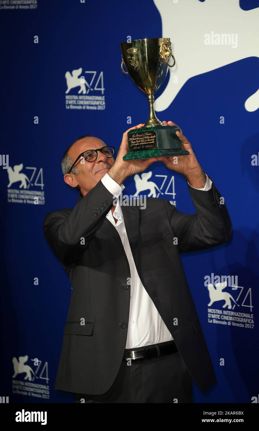 Venise, Italie. 09 septembre 2017. Kamel El Basha pose avec le Coppa Volpi pour le meilleur acteur Prix pour l'insulte (l'Insulte) à la photo des lauréats lors du Festival du film de Venise 74th (photo de Matteo Chinellato/NurPhoto) Banque D'Images
