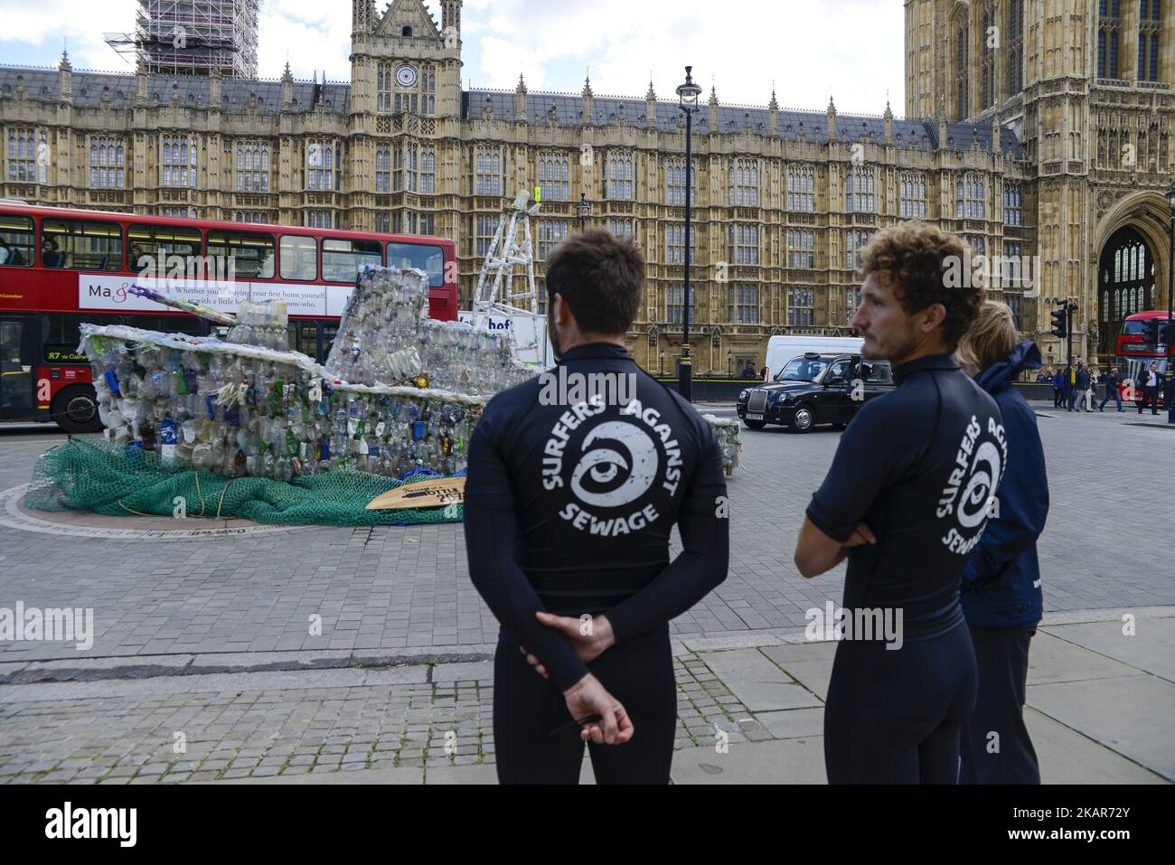 Un bateau fait de bouteilles en plastique, est vu à l'extérieur du Parlement, à Londres sur 13 septembre 2017. Le bateau a été construit par les membres de 'Surfers Against Sweage' pour montrer la quantité croissante de plastique dans les mers. (Photo par Alberto Pezzali/NurPhoto) Banque D'Images