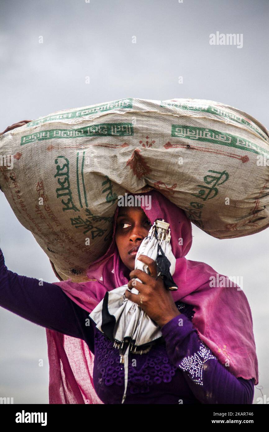 Aminul, âgé de 95 ans, a réussi à s'échapper avec sa petite-fille Amena 25 de l'armée de Mayanmar et de ses alliés locaux Mog (Buddist), à Teknaf, Chittagong, sur 8 septembre 2017. De récents rapports ont suggéré qu'environ 290 000 000 Rohingya ont maintenant fui le Myanmar après que des violences aient éclaté dans l'État de Rakhine. Les 'insurgés musulman de l'Armée du Salut Arakan Rohingya' ont publié une déclaration qui indique qu'ils doivent observer un cessez-le-feu, et ont demandé au gouvernement du Myanmar de rendre la pareille. (Photo de Khandaker Azizur Rahman Sumon/NurPhoto) Banque D'Images