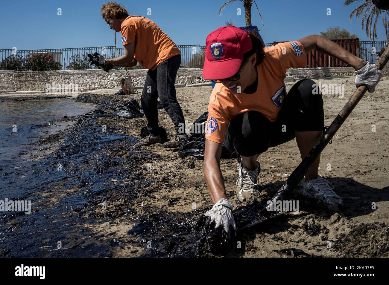 Les travailleurs municipaux et les bénévoles tentent de contenir le déversement d'huile du pétrolier grec Agia Zoni II, qui a coulé au large de l'île de Salamis, sur les plages de Glyfada et d'autres parties de la riviera d'Athènes. Athènes, 14 septembre 2017. Le petit pétrolier 'Agia Zoni II' a coulé sur 10 septembre, tout en étant ancré au large de la côte de Salamis, près du port principal du Pirée en Grèce. Elle transportait une cargaison de 2 200 tonnes de mazout et de 370 tonnes de gaz marin. L'île de Salamis a subi une pollution importante en raison de ce que les responsables ont appelé une « catastrophe environnementale majeure ». (Photo de Kostis Ntanta Banque D'Images