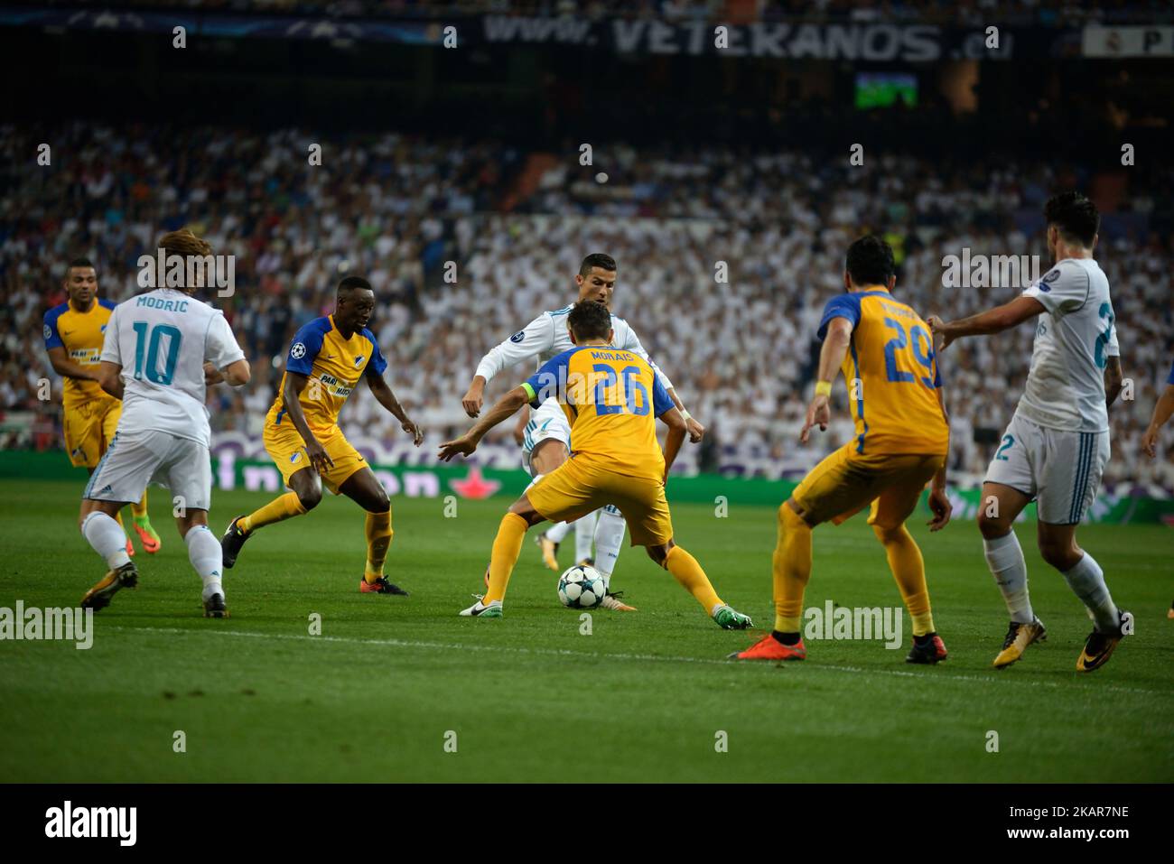 Cristiano Ronaldo, le joueur portugais du Real Madrid, contrôle le ballon lors du match entre le Real Madrid et Apoel Nikosia au stade Santiago Bernabeu de Madrid, le 13rd septembre 2017. (Photo de Juan Carlos Lucas/NurPhoto) Banque D'Images