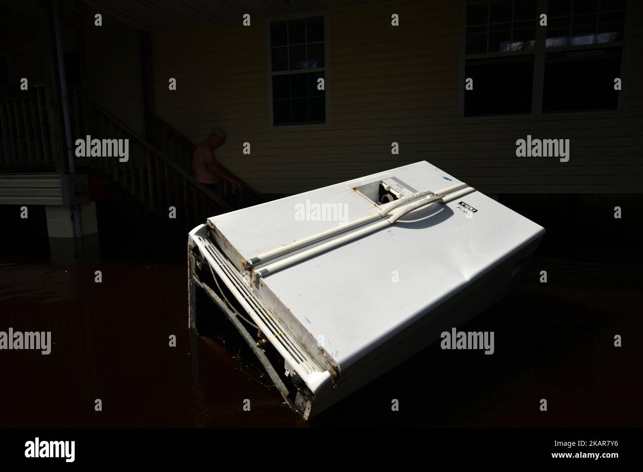 Un résident contrôle sa propriété à Middleburg, Floride, États-Unis, sur 12 septembre 2017. Les structures résidentielles près de Black Creek, dans le comté de Clay, en Floride, sont submergées par des inondations historiques de 28,5 pieds après que l'ouragan Irma a pris un virage inattendu et a causé des dommages importants dans la région. (Photo de Bastiaan Slabbers/NurPhoto) Banque D'Images