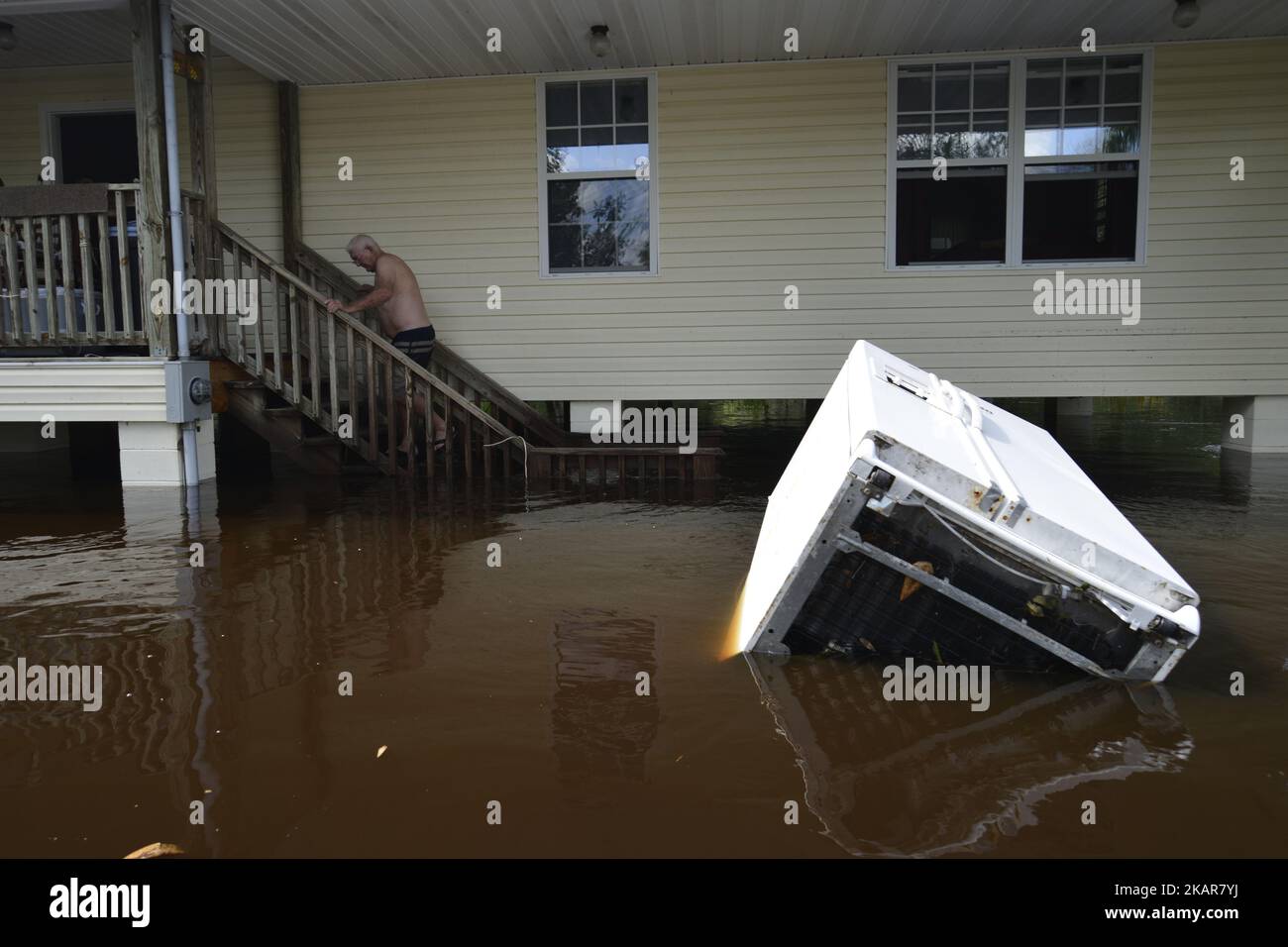 Un résident contrôle sa propriété à Middleburg, Floride, États-Unis, sur 12 septembre 2017. Les structures résidentielles près de Black Creek, dans le comté de Clay, en Floride, sont submergées par des inondations historiques de 28,5 pieds après que l'ouragan Irma a pris un virage inattendu et a causé des dommages importants dans la région. (Photo de Bastiaan Slabbers/NurPhoto) Banque D'Images