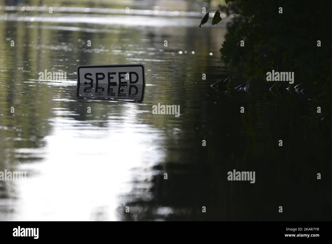 La hauteur d'un panneau de vitesse indique la hauteur des niveaux d'eau à Scenic Drive, à Middleburg, Floride, États-Unis, on 12 septembre, 2017. Les structures résidentielles près de Black Creek, comté de Clay, Floride sont submergées par des inondations historiques de 28,5 pieds après que l'ouragan Irma a pris un virage inattendu et a causé des dommages importants dans la région. (Photo de Bastiaan Slabbers/NurPhoto) Banque D'Images