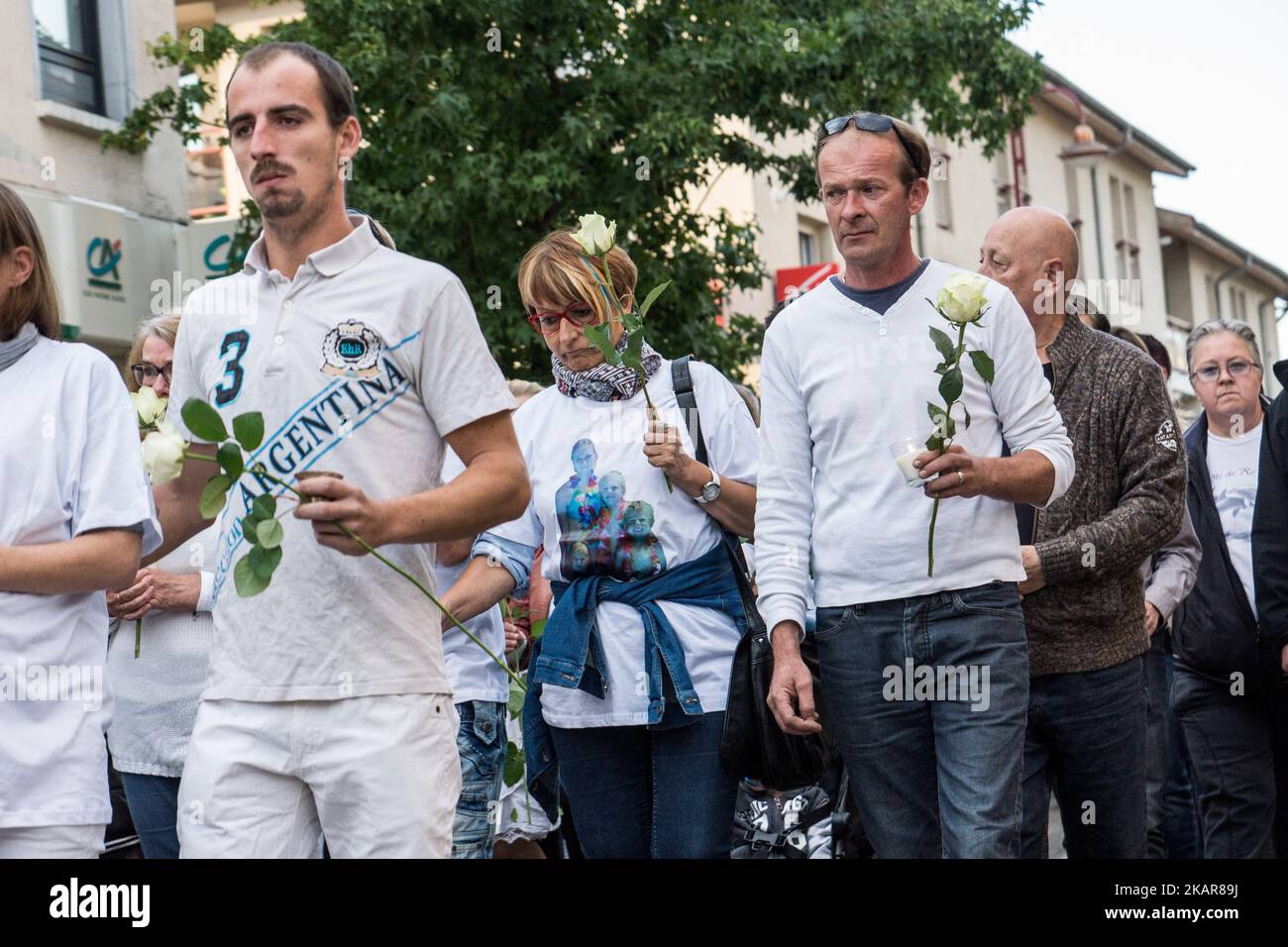 marche solennelle en hommage à Aurélie Dran, vingt-neuf ans, mère de trois enfants âgés de huit à trois ans, tuée sur 11 août 2017 par son mari de seize coups de couteau, à Heyrieux, en France, sur 15 septembre 2017. En 2016, cent vingt-trois femmes sont mortes sous les coups de leurs conjoints en France. (Photo de Nicolas Liponne/NurPhoto) Banque D'Images