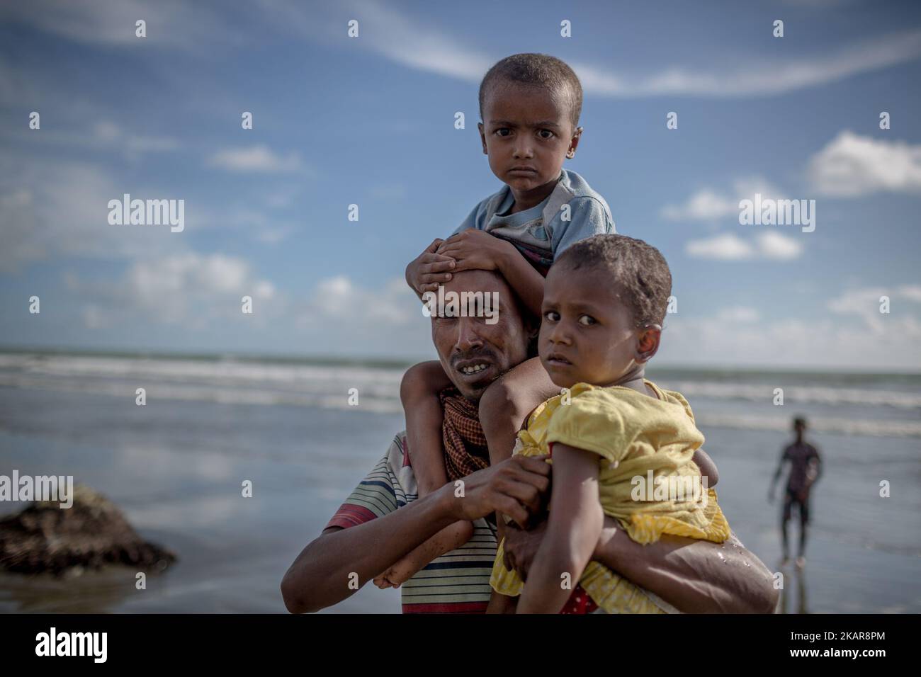 Un réfugié de Rohingya transporte ses enfants après avoir traversé la NAF par bateau. Shahpirer DIP, Teknaf, Bangladesh ; 14 septembre 2017. Le Bangladesh utilisera des troupes pour fournir une aide étrangère à la ville frontalière submergée par les réfugiés musulmans Rohingya du Myanmar, ont annoncé à la fin du 14 septembre. Cette décision fait suite à la critique des conditions chaotiques dans lesquelles les secours ont été distribués dans les immenses camps autour de Cox's Bazar, où environ 389 000 Rohingya de l'État Rakhine du Myanmar sont arrivés depuis 25 août. (Photo de Turjoy Chowdhury/NurPhoto) Banque D'Images