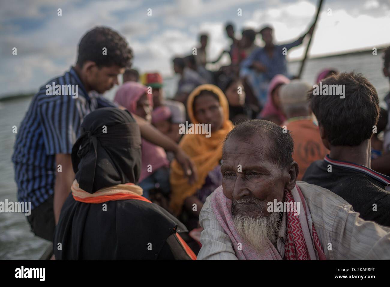 Les réfugiés de Rohingya traversent la rivière par bateau, Shahpirer DIP, Teknaf, Bangladesh; 14 septembre, 2017. Le Bangladesh utilisera des troupes pour fournir une aide étrangère à la ville frontalière qui a été submergée par les réfugiés musulmans Rohingya du Myanmar, ont annoncé à la fin de 14 septembre. Cette décision fait suite à la critique des conditions chaotiques dans lesquelles les secours ont été distribués dans les immenses camps autour de Cox's Bazar, où environ 389 000 Rohingya de l'État Rakhine du Myanmar sont arrivés depuis 25 août. (Photo de Turjoy Chowdhury/NurPhoto) Banque D'Images