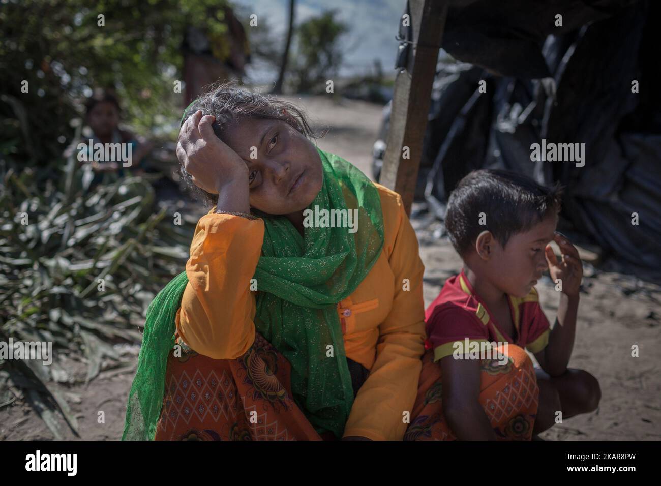 Les réfugiés Rohingya épuisés reposent sur la rive après avoir traversé la frontière entre le Bangladesh et le Myanmar par bateau. Le Bangladesh utilisera des troupes pour fournir une aide étrangère à la ville frontalière submergée par les réfugiés musulmans Rohingya du Myanmar, ont annoncé à la fin du 14 septembre. Cette décision fait suite à la critique des conditions chaotiques dans lesquelles les secours ont été distribués dans les immenses camps autour de Cox's Bazar, où environ 389 000 Rohingya de l'État Rakhine du Myanmar sont arrivés depuis 25 août. (Photo de Turjoy Chowdhury/NurPhoto) Banque D'Images