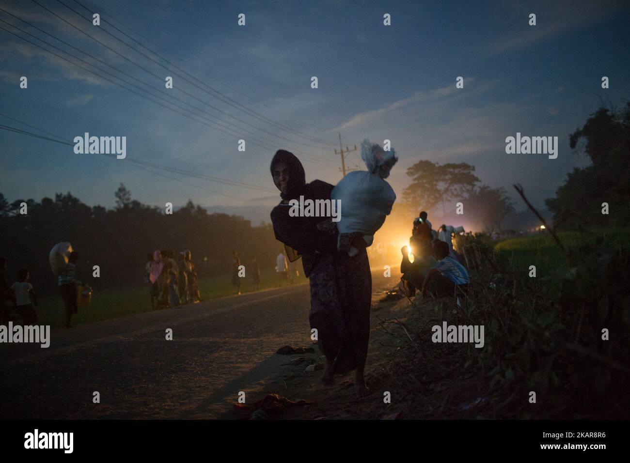 Une réfugiée de Rohingya retourne au camp de réfugiés de Balukhali après avoir reçu des secours. Chittagong, Bangladesh.15 septembre 2017. Le Bangladesh utilisera des troupes pour fournir une aide étrangère à la ville frontalière submergée par les réfugiés musulmans Rohingya du Myanmar, ont annoncé à la fin du 14 septembre. Cette décision fait suite à la critique des conditions chaotiques dans lesquelles les secours ont été distribués dans les immenses camps autour de Cox's Bazar, où environ 389 000 Rohingya de l'État Rakhine du Myanmar sont arrivés depuis 25 août. (Photo de Turjoy Chowdhury/NurPhoto) Banque D'Images