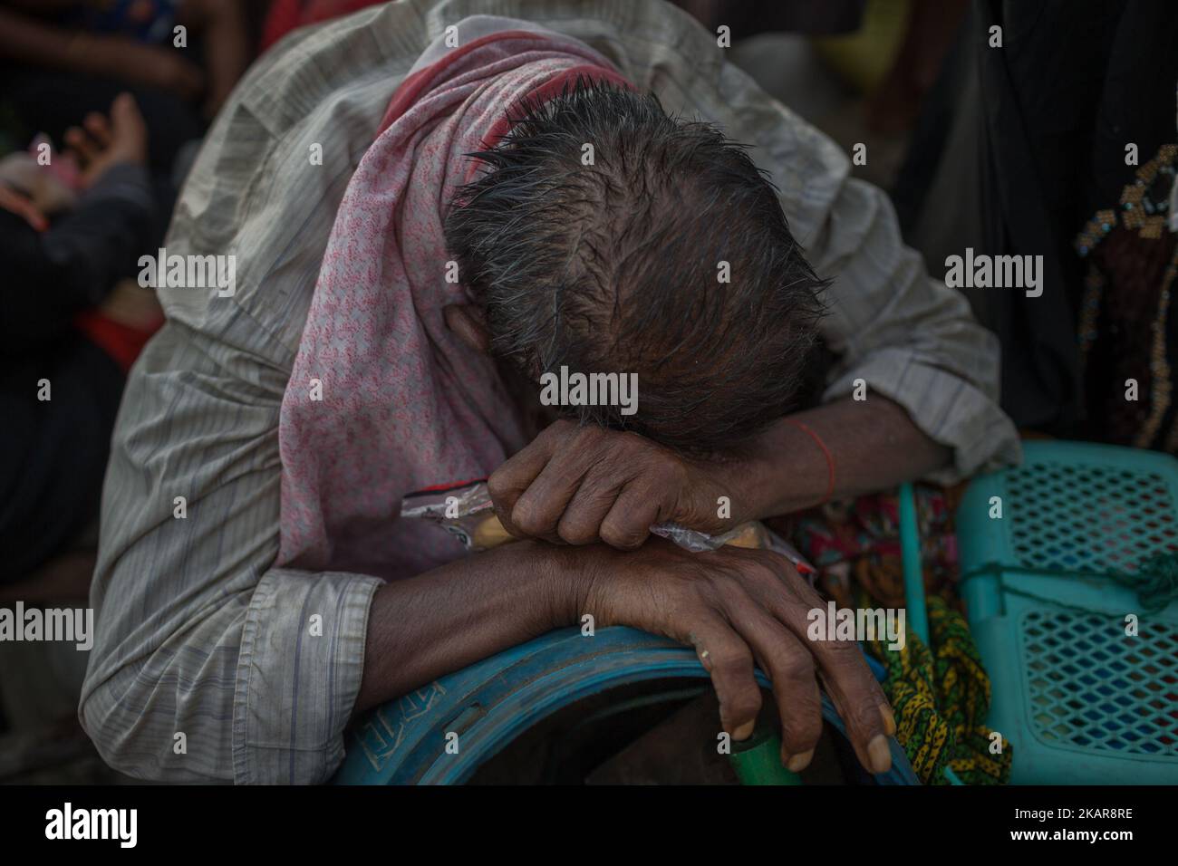 Un réfugié Rohingya épuisé à Shahpirer DIP, Teknaf, Bangladesh; 14 septembre 2017. Le Bangladesh utilisera des troupes pour fournir une aide étrangère à la ville frontalière submergée par les réfugiés musulmans Rohingya du Myanmar, ont annoncé à la fin du 14 septembre. Cette décision fait suite à la critique des conditions chaotiques dans lesquelles les secours ont été distribués dans les immenses camps autour de Cox's Bazar, où environ 389 000 Rohingya de l'État Rakhine du Myanmar sont arrivés depuis 25 août. (Photo de Turjoy Chowdhury/NurPhoto) Banque D'Images