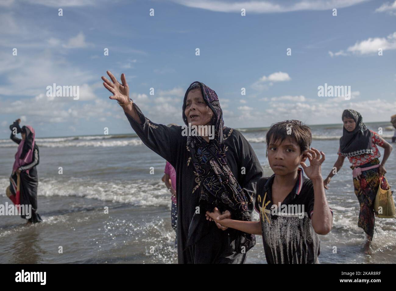 Les réfugiés de Rohingya marchent jusqu'à la rive du Bangladesh après avoir traversé la NAF par bateau. Shahpirer DIP, Teknaf, Bangladesh ; 14 septembre 2017. Le Bangladesh utilisera des troupes pour fournir une aide étrangère à la ville frontalière submergée par les réfugiés musulmans Rohingya du Myanmar, ont annoncé à la fin du 14 septembre. Cette décision fait suite à la critique des conditions chaotiques dans lesquelles les secours ont été distribués dans les immenses camps autour de Cox's Bazar, où environ 389 000 Rohingya de l'État Rakhine du Myanmar sont arrivés depuis 25 août. (Photo de Turjoy Chowdhury/NurPhoto) Banque D'Images