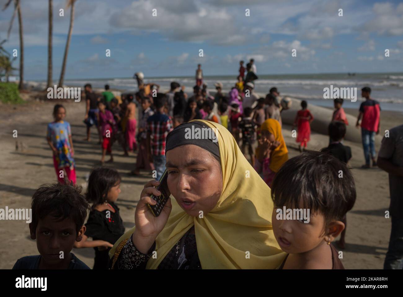 Une femme de Rohingya parle avec ses proches sur un téléphone portable après avoir traversé la NAF par bateau. Shahpirer DIP, Teknaf, Bangladesh ; 14 septembre 2017. Le Bangladesh utilisera des troupes pour fournir une aide étrangère à la ville frontalière submergée par les réfugiés musulmans Rohingya du Myanmar, ont annoncé à la fin du 14 septembre. Cette décision fait suite à la critique des conditions chaotiques dans lesquelles les secours ont été distribués dans les immenses camps autour de Cox's Bazar, où environ 389 000 Rohingya de l'État Rakhine du Myanmar sont arrivés depuis 25 août. (Photo de Turjoy Chowdhury/NurPhoto) Banque D'Images