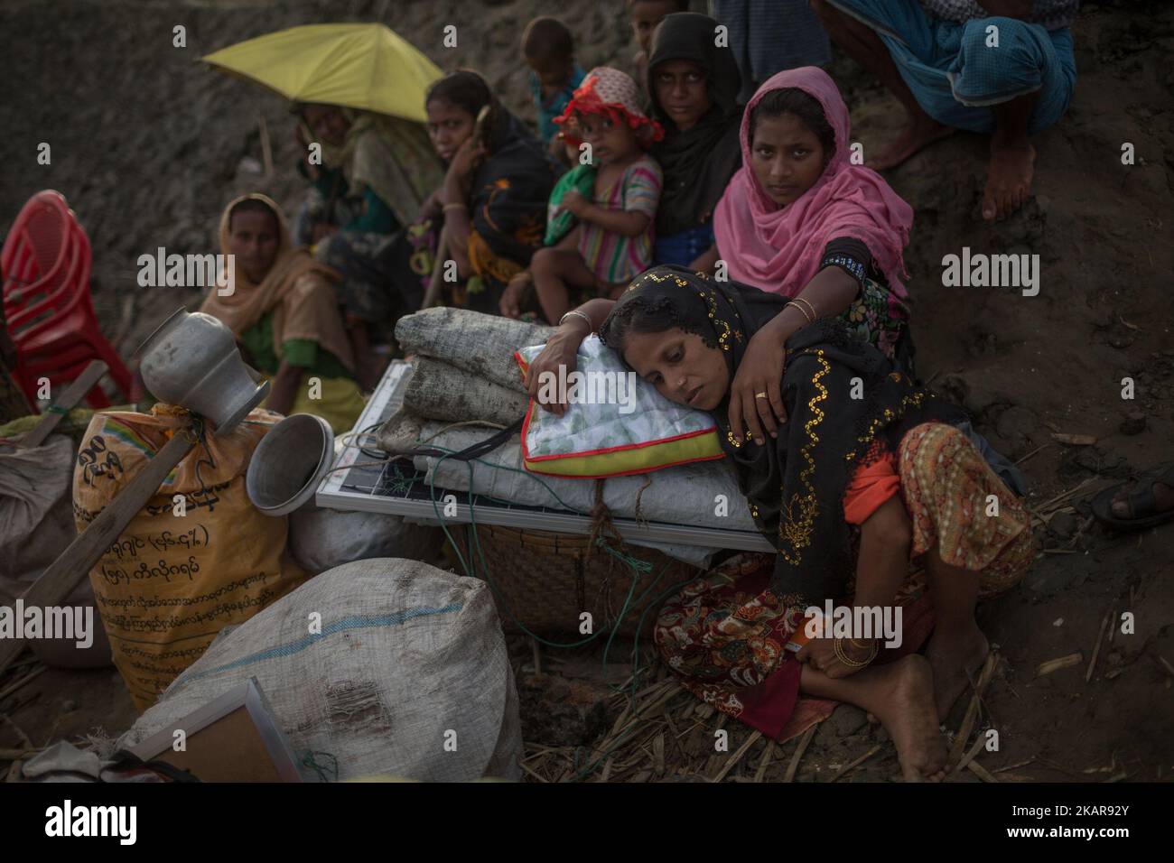 Les réfugiés Rohingya épuisés se reposent après avoir traversé la frontière entre le Bangladesh et le Myanmar par bateau. Shahpirer DIP, Teknaf, Bangladesh ; 14 septembre 2017. Le Bangladesh utilisera des troupes pour fournir une aide étrangère à la ville frontalière submergée par les réfugiés musulmans Rohingya du Myanmar, ont annoncé à la fin du 14 septembre. Cette décision fait suite à la critique des conditions chaotiques dans lesquelles les secours ont été distribués dans les immenses camps autour de Cox's Bazar, où environ 389 000 Rohingya de l'État Rakhine du Myanmar sont arrivés depuis 25 août. (Photo de Turjoy Chowdhury/NurPhoto) Banque D'Images