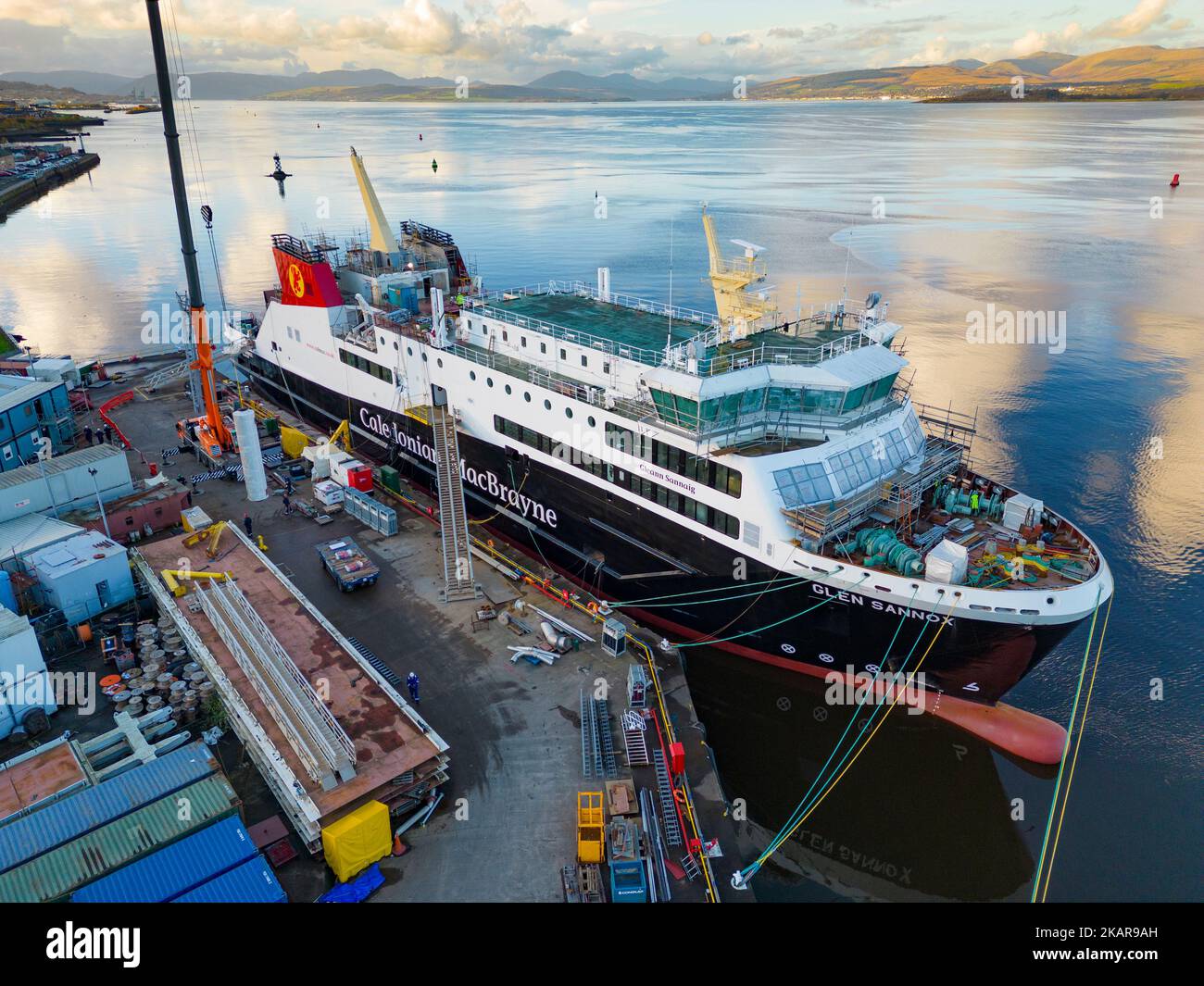 Port Glasgow, Écosse, Royaume-Uni. 3rd novembre 2022. Vue aérienne du traversier Calédonian MacBrayne MV Glen Sannox en construction au chantier naval Ferguson Marine à Port Glasgow, sur la rivière Clyde. Les traversiers, MV Glen Sannox et Hull 802 sont retardés et leur budget est dépassé. Le Comité de vérification publique du Parlement écossais entendra le vendredi 4th novembre la première ministre Nicola Sturgeon. Le Comité enquête sur l'attribution du contrat d'achat au chantier naval Ferguson Marine et sur les événements qui se sont produits depuis. Les ferries ont 5 ans de retard et le prix a plus que doublé. Iain Masterton/Alay Live News Banque D'Images