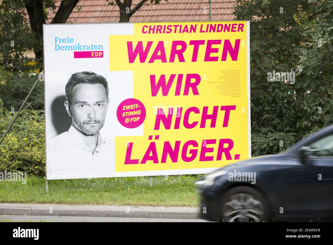 Une affiche électorale du principal candidat de la droite libérale Freie Demokratische Partei (Parti démocratique libre, FDP) Christian Lindner est photographié dans le district de Lichtenberg à Berlin, en Allemagne, sur 15 septembre 2017. (Photo par Emmanuele Contini/NurPhoto) Banque D'Images
