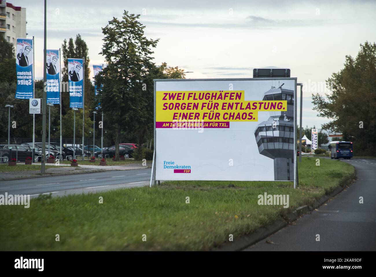 Une affiche électorale de la Freie Demokratische Partei (Parti démocratique libre, FDP) pour la promotion de la tenue de l'aéroport de Tegel est photographiée dans le quartier de Lichtenberg à Berlin, en Allemagne, sur 15 septembre 2017. (Photo par Emmanuele Contini/NurPhoto) Banque D'Images