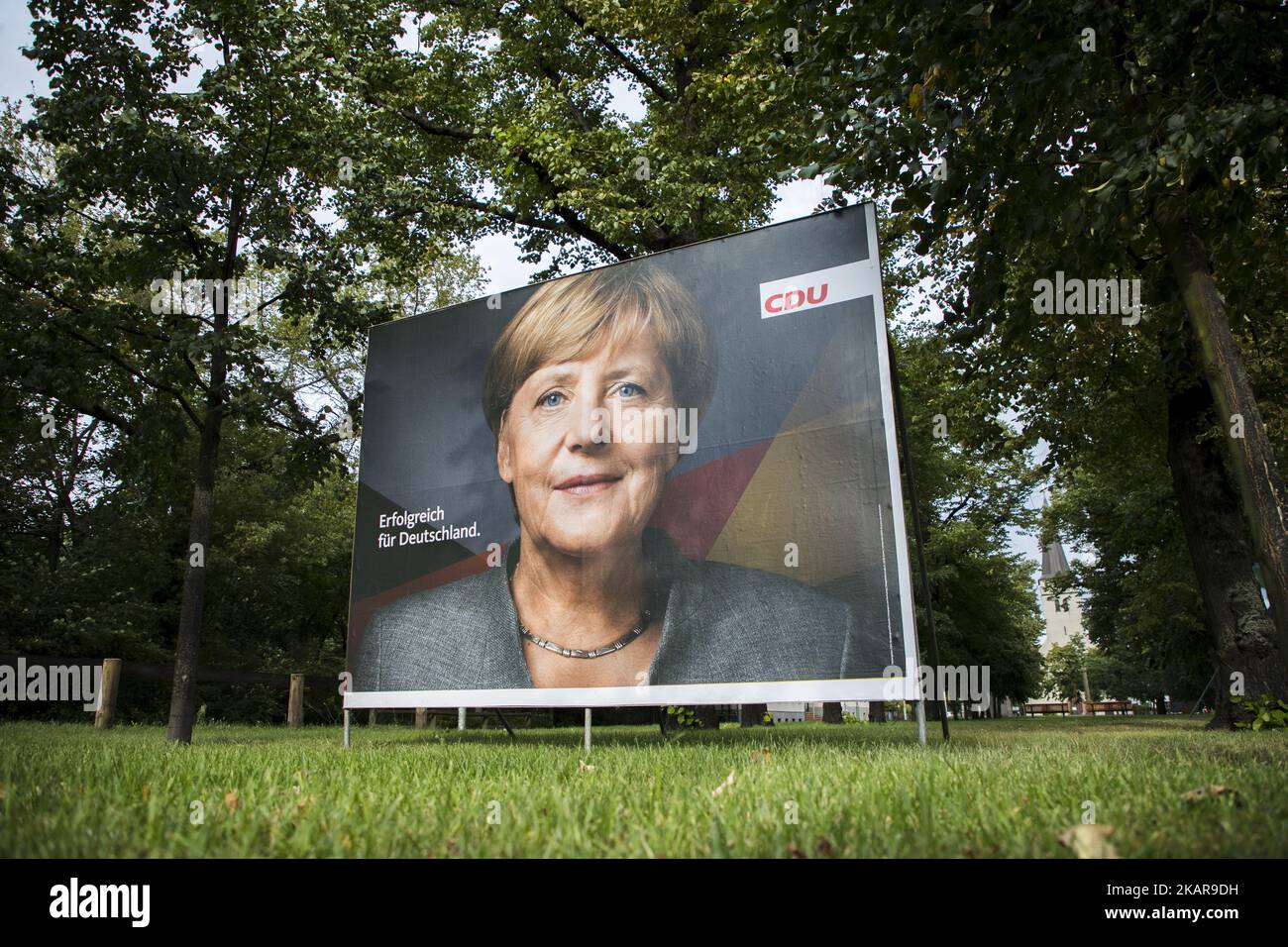 Une affiche électorale de la chancelière allemande Angela Merkel (CDU) est photographiée dans le district de Lichtenberg à Berlin, en Allemagne, sur 15 septembre 2017. (Photo par Emmanuele Contini/NurPhoto) Banque D'Images