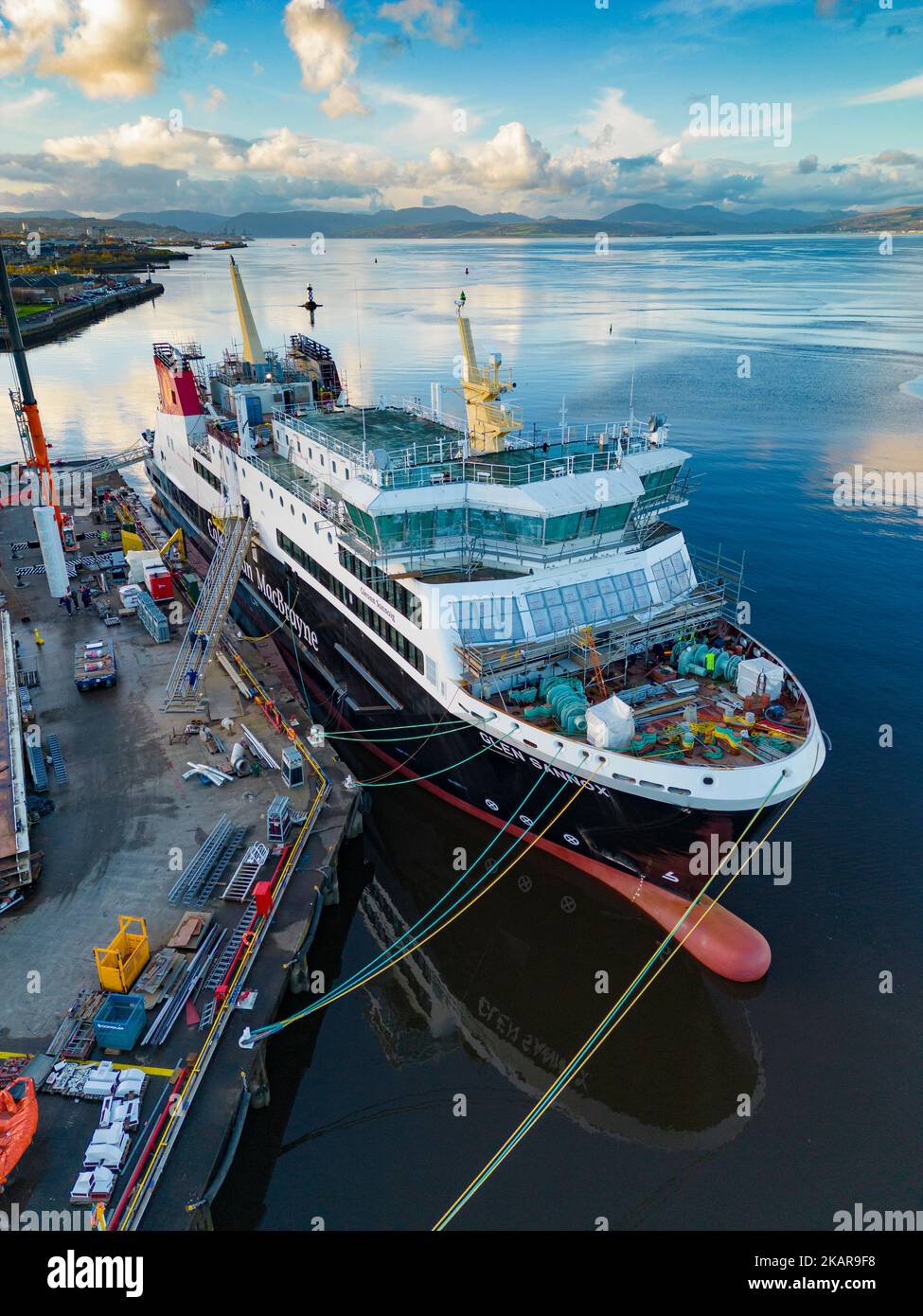 Port Glasgow, Écosse, Royaume-Uni. 3rd novembre 2022. Vue aérienne du traversier Calédonian MacBrayne MV Glen Sannox en construction au chantier naval Ferguson Marine à Port Glasgow, sur la rivière Clyde. Les traversiers, MV Glen Sannox et Hull 802 sont retardés et leur budget est dépassé. Le Comité de vérification publique du Parlement écossais entendra le vendredi 4th novembre la première ministre Nicola Sturgeon. Le Comité enquête sur l'attribution du contrat d'achat au chantier naval Ferguson Marine et sur les événements qui se sont produits depuis. Les ferries ont 5 ans de retard et le prix a plus que doublé. Iain Masterton/Alay Live News Banque D'Images