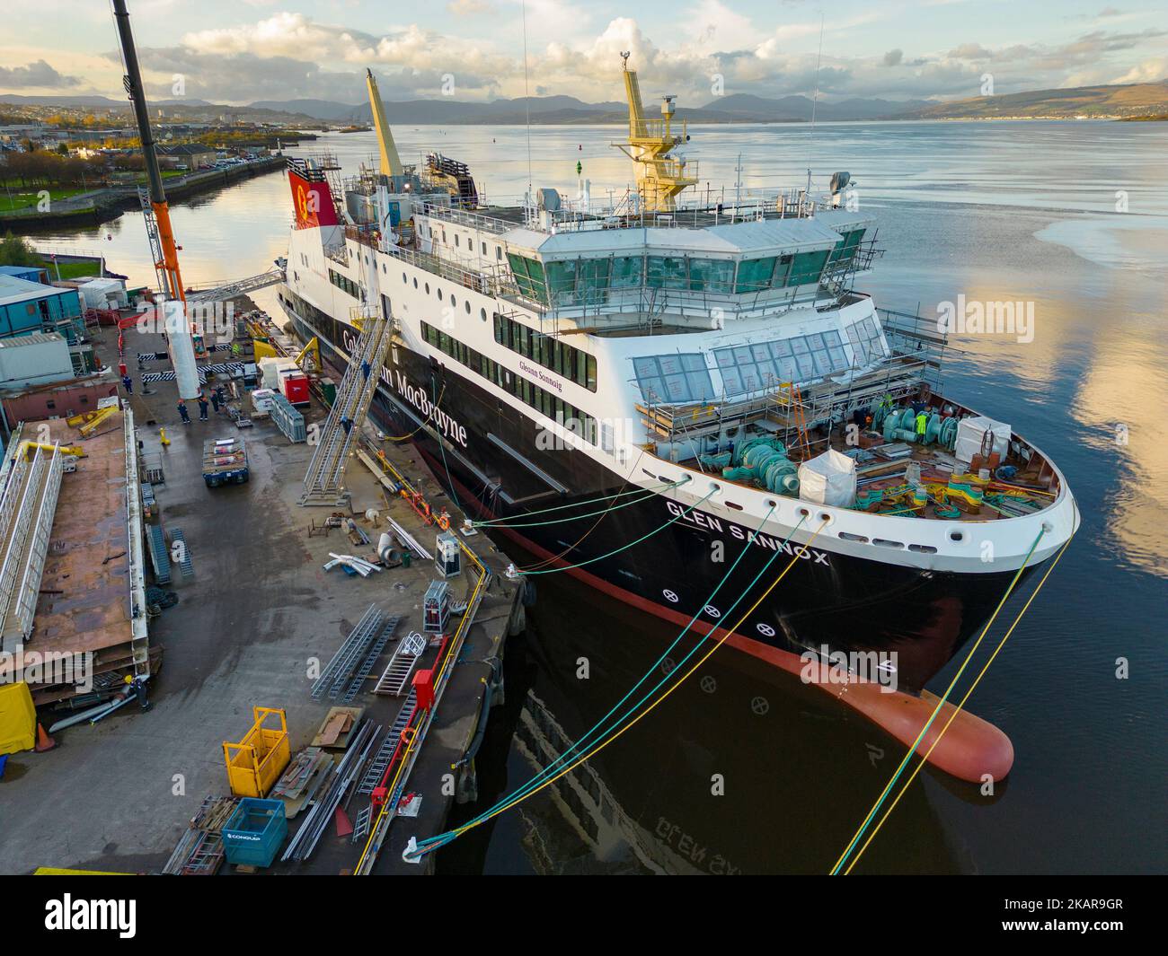 Port Glasgow, Écosse, Royaume-Uni. 3rd novembre 2022. Vue aérienne du traversier Calédonian MacBrayne MV Glen Sannox en construction au chantier naval Ferguson Marine à Port Glasgow, sur la rivière Clyde. Les traversiers, MV Glen Sannox et Hull 802 sont retardés et leur budget est dépassé. Le Comité de vérification publique du Parlement écossais entendra le vendredi 4th novembre la première ministre Nicola Sturgeon. Le Comité enquête sur l'attribution du contrat d'achat au chantier naval Ferguson Marine et sur les événements qui se sont produits depuis. Les ferries ont 5 ans de retard et le prix a plus que doublé. Iain Masterton/Alay Live News Banque D'Images
