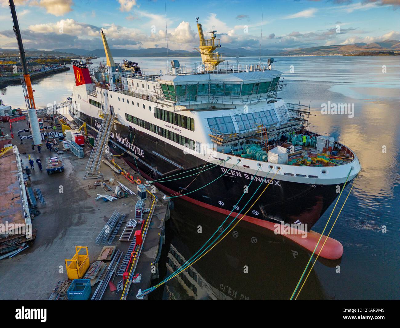 Port Glasgow, Écosse, Royaume-Uni. 3rd novembre 2022. Vue aérienne du traversier Calédonian MacBrayne MV Glen Sannox en construction au chantier naval Ferguson Marine à Port Glasgow, sur la rivière Clyde. Les traversiers, MV Glen Sannox et Hull 802 sont retardés et leur budget est dépassé. Le Comité de vérification publique du Parlement écossais entendra le vendredi 4th novembre la première ministre Nicola Sturgeon. Le Comité enquête sur l'attribution du contrat d'achat au chantier naval Ferguson Marine et sur les événements qui se sont produits depuis. Les ferries ont 5 ans de retard et le prix a plus que doublé. Iain Masterton/Alay Live News Banque D'Images