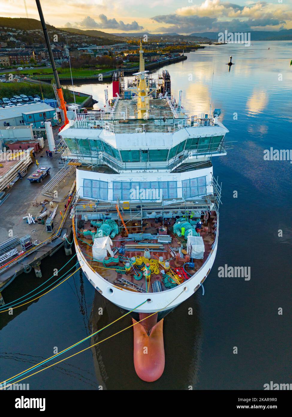 Port Glasgow, Écosse, Royaume-Uni. 3rd novembre 2022. Vue aérienne du traversier Calédonian MacBrayne MV Glen Sannox en construction au chantier naval Ferguson Marine à Port Glasgow, sur la rivière Clyde. Les traversiers, MV Glen Sannox et Hull 802 sont retardés et leur budget est dépassé. Le Comité de vérification publique du Parlement écossais entendra le vendredi 4th novembre la première ministre Nicola Sturgeon. Le Comité enquête sur l'attribution du contrat d'achat au chantier naval Ferguson Marine et sur les événements qui se sont produits depuis. Les ferries ont 5 ans de retard et le prix a plus que doublé. Iain Masterton/Alay Live News Banque D'Images