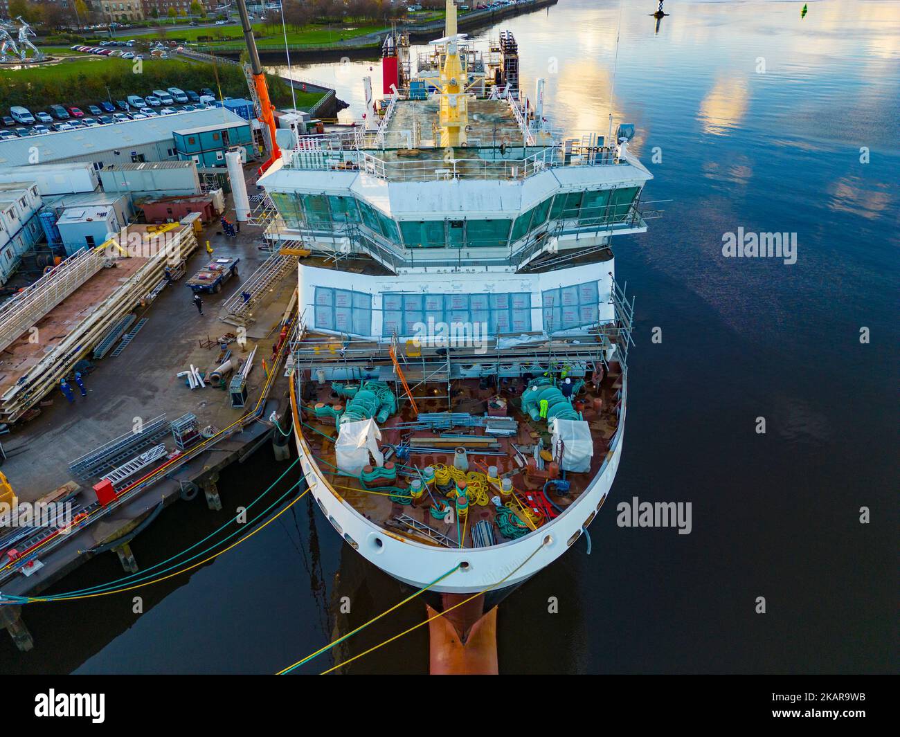 Port Glasgow, Écosse, Royaume-Uni. 3rd novembre 2022. Vue aérienne du traversier Calédonian MacBrayne MV Glen Sannox en construction au chantier naval Ferguson Marine à Port Glasgow, sur la rivière Clyde. Les traversiers, MV Glen Sannox et Hull 802 sont retardés et leur budget est dépassé. Le Comité de vérification publique du Parlement écossais entendra le vendredi 4th novembre la première ministre Nicola Sturgeon. Le Comité enquête sur l'attribution du contrat d'achat au chantier naval Ferguson Marine et sur les événements qui se sont produits depuis. Les ferries ont 5 ans de retard et le prix a plus que doublé. Iain Masterton/Alay Live News Banque D'Images