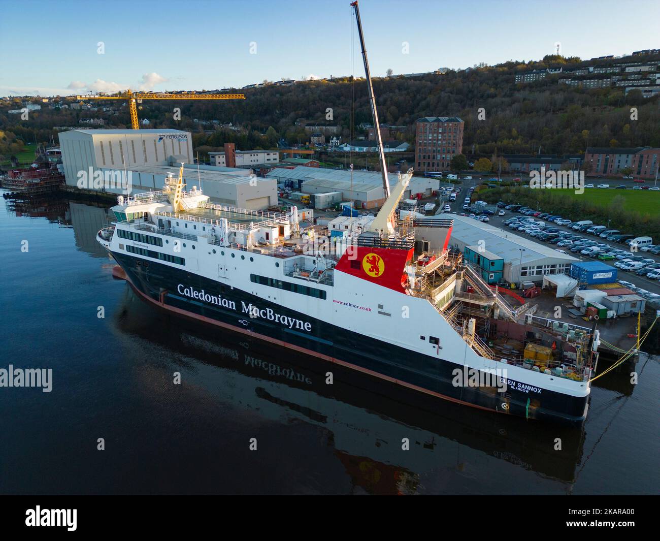 Port Glasgow, Écosse, Royaume-Uni. 3rd novembre 2022. Vue aérienne du traversier Calédonian MacBrayne MV Glen Sannox en construction au chantier naval Ferguson Marine à Port Glasgow, sur la rivière Clyde. Les traversiers, MV Glen Sannox et Hull 802 sont retardés et leur budget est dépassé. Le Comité de vérification publique du Parlement écossais entendra le vendredi 4th novembre la première ministre Nicola Sturgeon. Le Comité enquête sur l'attribution du contrat d'achat au chantier naval Ferguson Marine et sur les événements qui se sont produits depuis. Les ferries ont 5 ans de retard et le prix a plus que doublé. Iain Masterton/Alay Live News Banque D'Images
