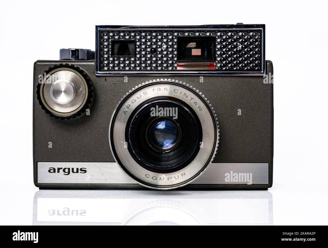 Un gros plan d'une caméra de cinéma Argus Autotronic 35 vintage isolée sur fond blanc. Banque D'Images