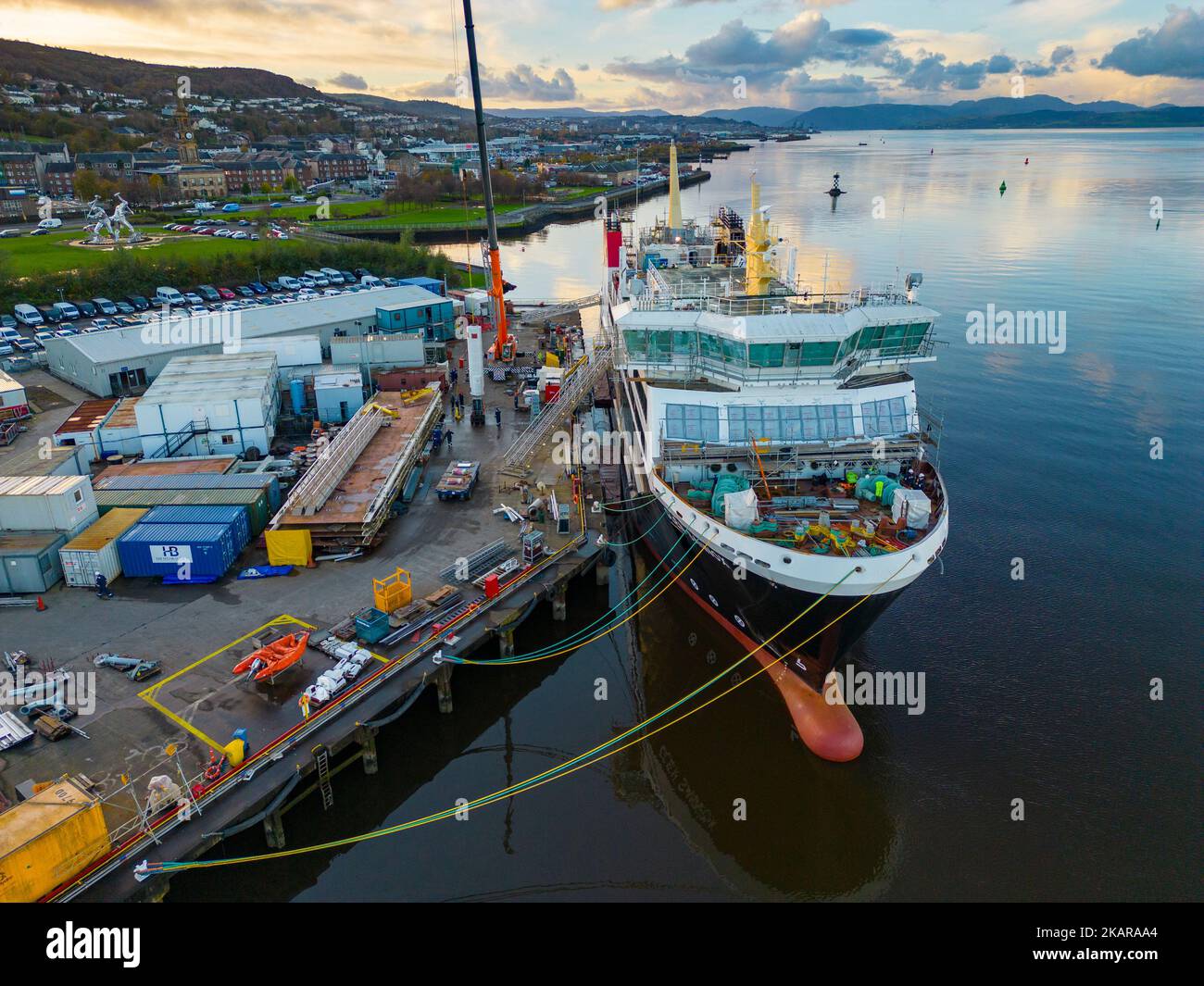 Port Glasgow, Écosse, Royaume-Uni. 3rd novembre 2022. Vue aérienne du traversier Calédonian MacBrayne MV Glen Sannox en construction au chantier naval Ferguson Marine à Port Glasgow, sur la rivière Clyde. Les traversiers, MV Glen Sannox et Hull 802 sont retardés et leur budget est dépassé. Le Comité de vérification publique du Parlement écossais entendra le vendredi 4th novembre la première ministre Nicola Sturgeon. Le Comité enquête sur l'attribution du contrat d'achat au chantier naval Ferguson Marine et sur les événements qui se sont produits depuis. Les ferries ont 5 ans de retard et le prix a plus que doublé. Iain Masterton/Alay Live News Banque D'Images
