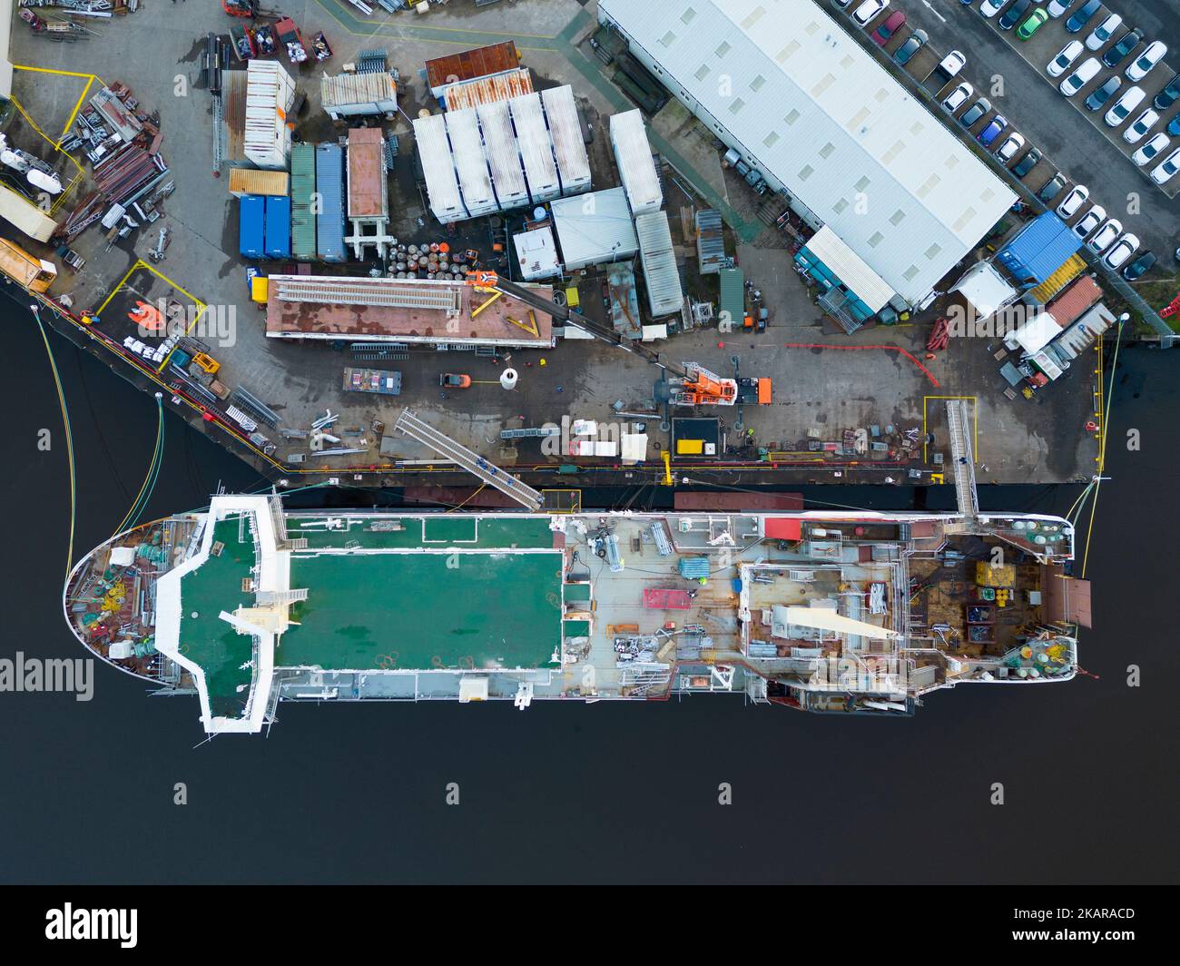 Port Glasgow, Écosse, Royaume-Uni. 3rd novembre 2022. Vue aérienne du traversier Calédonian MacBrayne MV Glen Sannox en construction au chantier naval Ferguson Marine à Port Glasgow, sur la rivière Clyde. Les traversiers, MV Glen Sannox et Hull 802 sont retardés et leur budget est dépassé. Le Comité de vérification publique du Parlement écossais entendra le vendredi 4th novembre la première ministre Nicola Sturgeon. Le Comité enquête sur l'attribution du contrat d'achat au chantier naval Ferguson Marine et sur les événements qui se sont produits depuis. Les ferries ont 5 ans de retard et le prix a plus que doublé. Iain Masterton/Alay Live News Banque D'Images