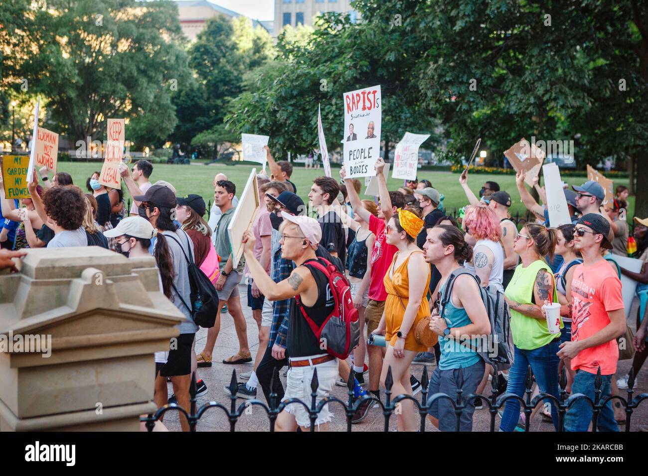 Une foule de manifestants tient des signes et des marches pour le droit à l'avortement Banque D'Images
