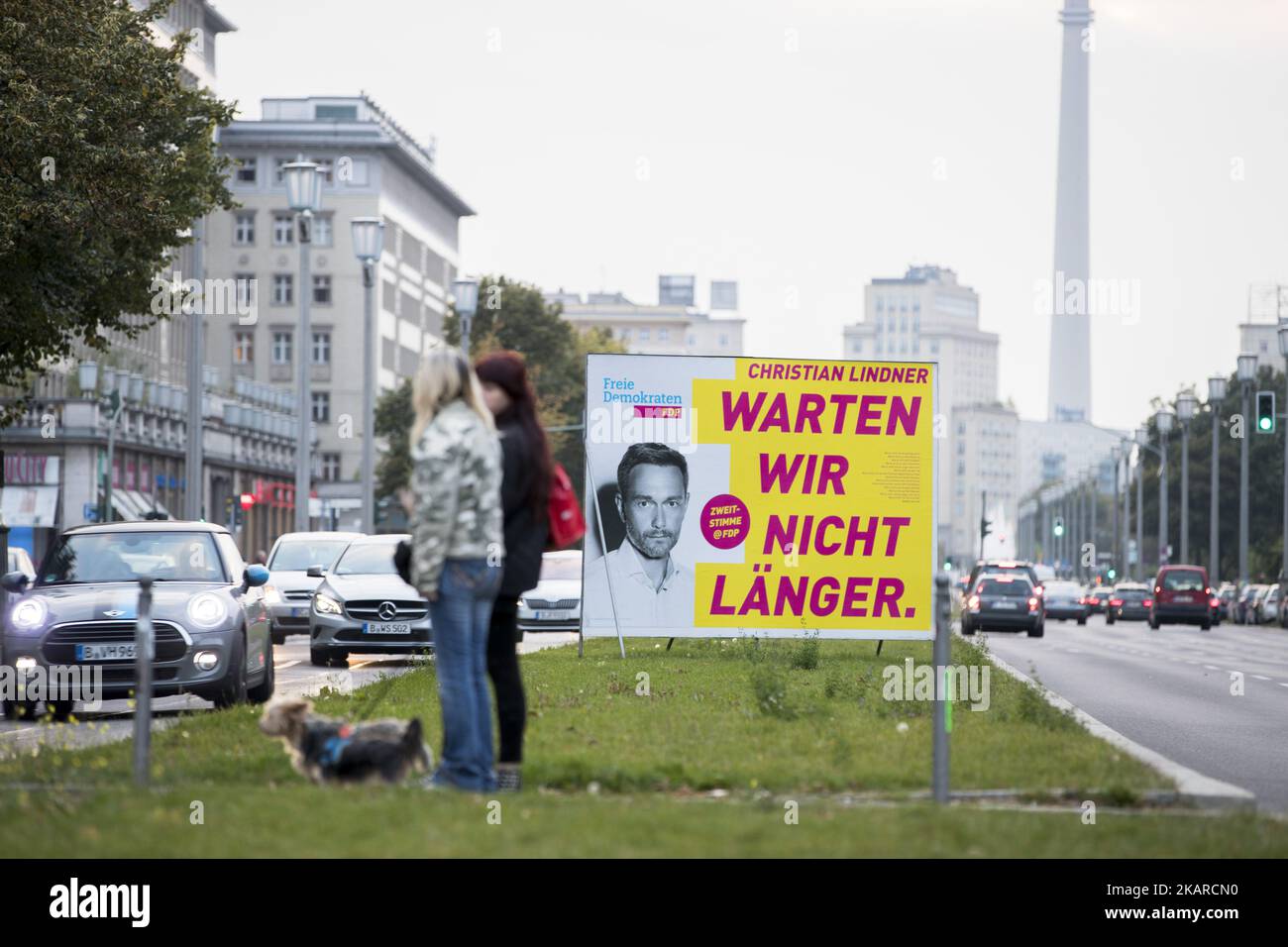 Une affiche électorale montrant la candidature principale du Parti démocratique libre (FDP) Christian Lindner est vu dans le quartier de Friedrichshain à Berlin, Allemagne sur 21 septembre 2017. (Photo par Emmanuele Contini/NurPhoto) Banque D'Images