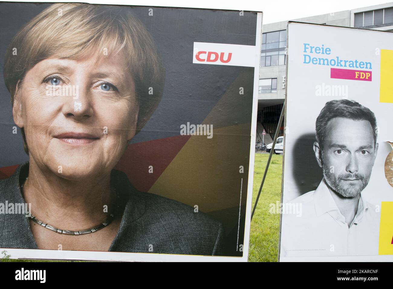 Des affiches électorales montrant la chancelière allemande Angela Merkel (CDU) et le principal candidat du Parti démocratique libre (FDP) Christian Lindner sont visibles dans le district de Kreuzberg à Berlin, en Allemagne, sur 21 septembre 2017. (Photo par Emmanuele Contini/NurPhoto) Banque D'Images