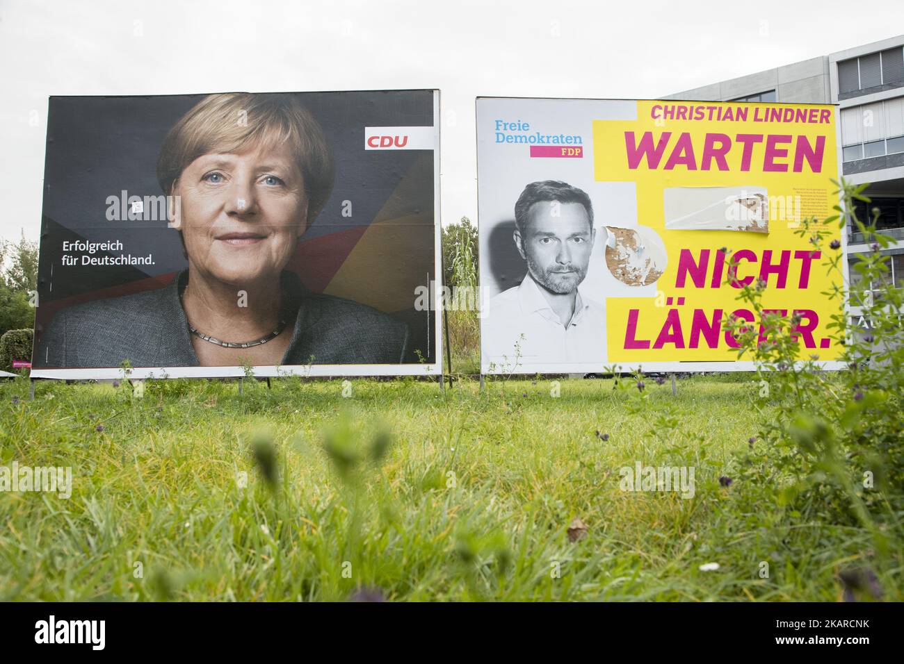 Des affiches électorales montrant la chancelière allemande Angela Merkel (CDU) et le principal candidat du Parti démocratique libre (FDP) Christian Lindner sont visibles dans le district de Kreuzberg à Berlin, en Allemagne, sur 21 septembre 2017. (Photo par Emmanuele Contini/NurPhoto) Banque D'Images