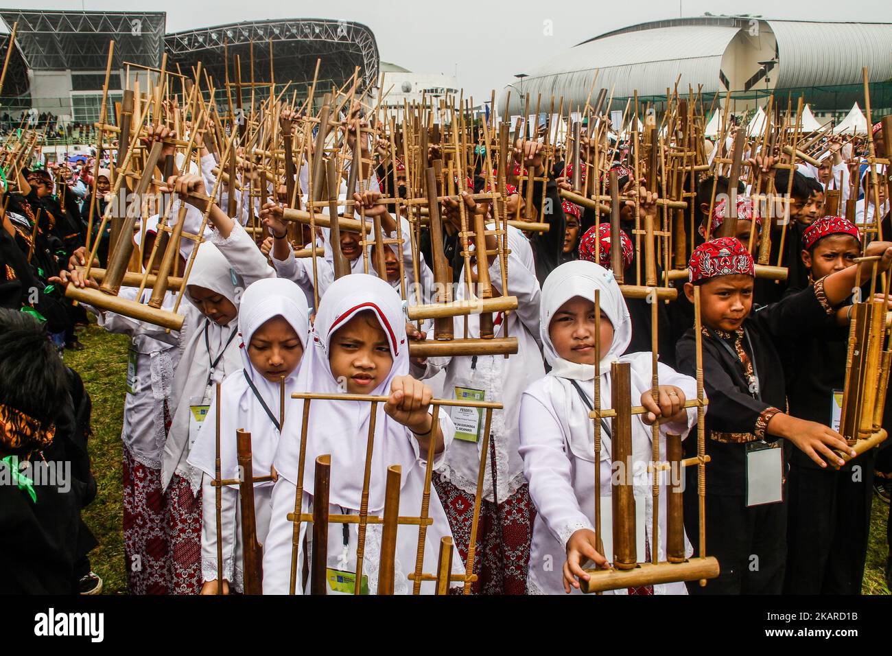 Bandung, Java-Ouest, Indonésie. 3rd novembre 2022. Des enfants de plusieurs écoles élémentaires de Bandung jouant en masse l'instrument de musique traditionnel angklung pendant le Festival de jeu traditionnel de Bandung. Cet événement a réuni jusqu'à 8000 enfants de diverses écoles de la ville de Bandung. (Image de crédit : © Algi Febri Sugita/ZUMA Press Wire) Banque D'Images