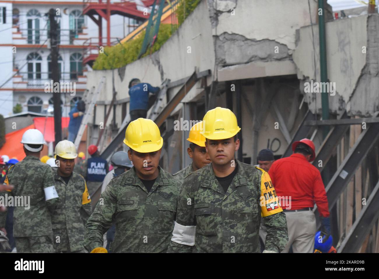 Des soldats sont vus surveiller pendant le sauvetage à Enrique Rebsamen College sous les décombres du tremblement de terre de magnitude 7,1, de peur que 273 personnes aient confirmé la mort sur 21 septembre 2017 à Mexico, Mexique (photo par Carlos Tischler/NurPhoto) Banque D'Images