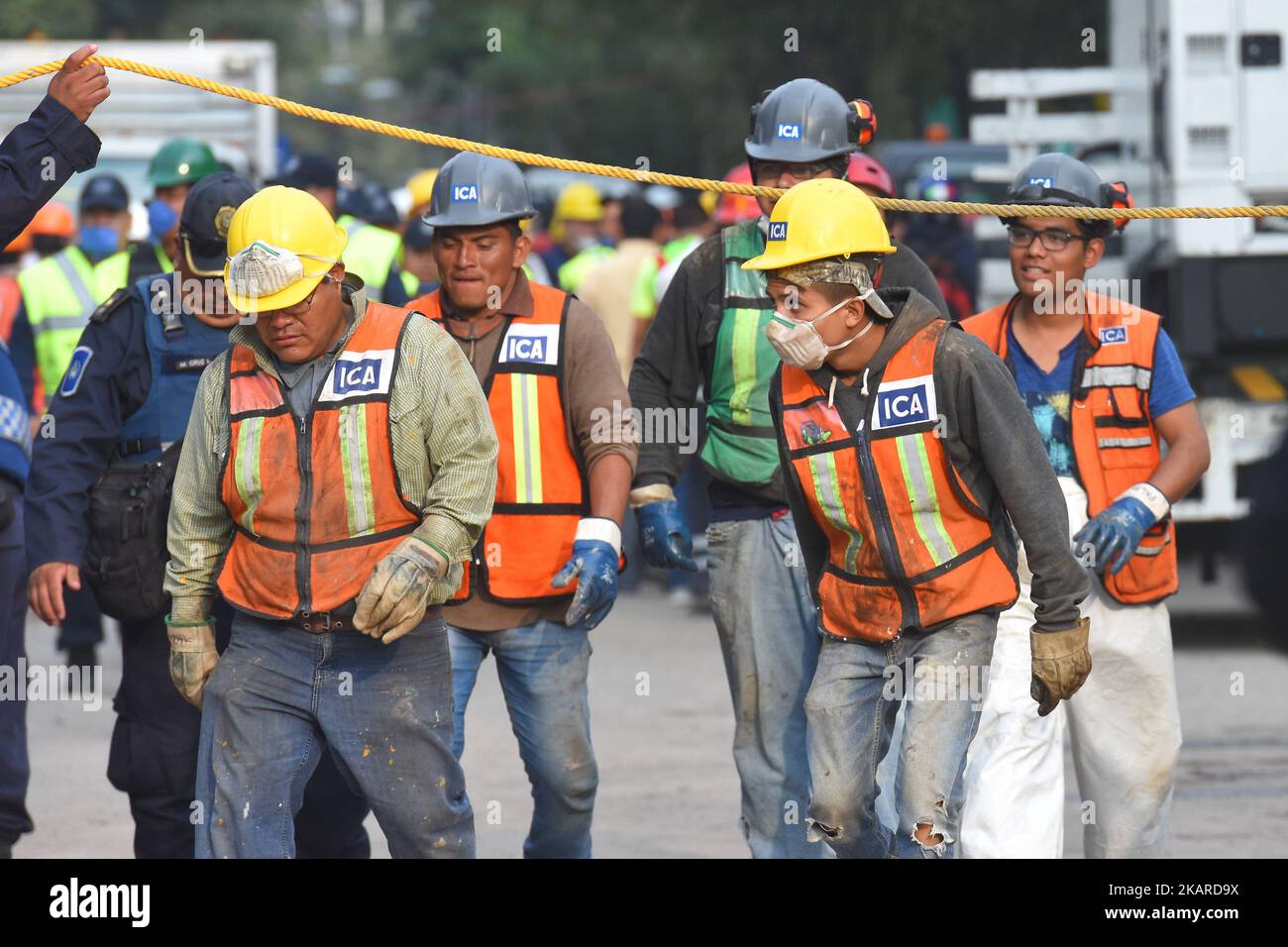 Des volontaires sont vus pendant le sauvetage à Enrique Rebsamen College sous les décombres pour le séisme de magnitude 7,1 s'est produit, de peur que 273 personnes aient confirmé la mort sur 21 septembre 2017 à Mexico, Mexique (photo par Carlos Tischler/NurPhoto) Banque D'Images