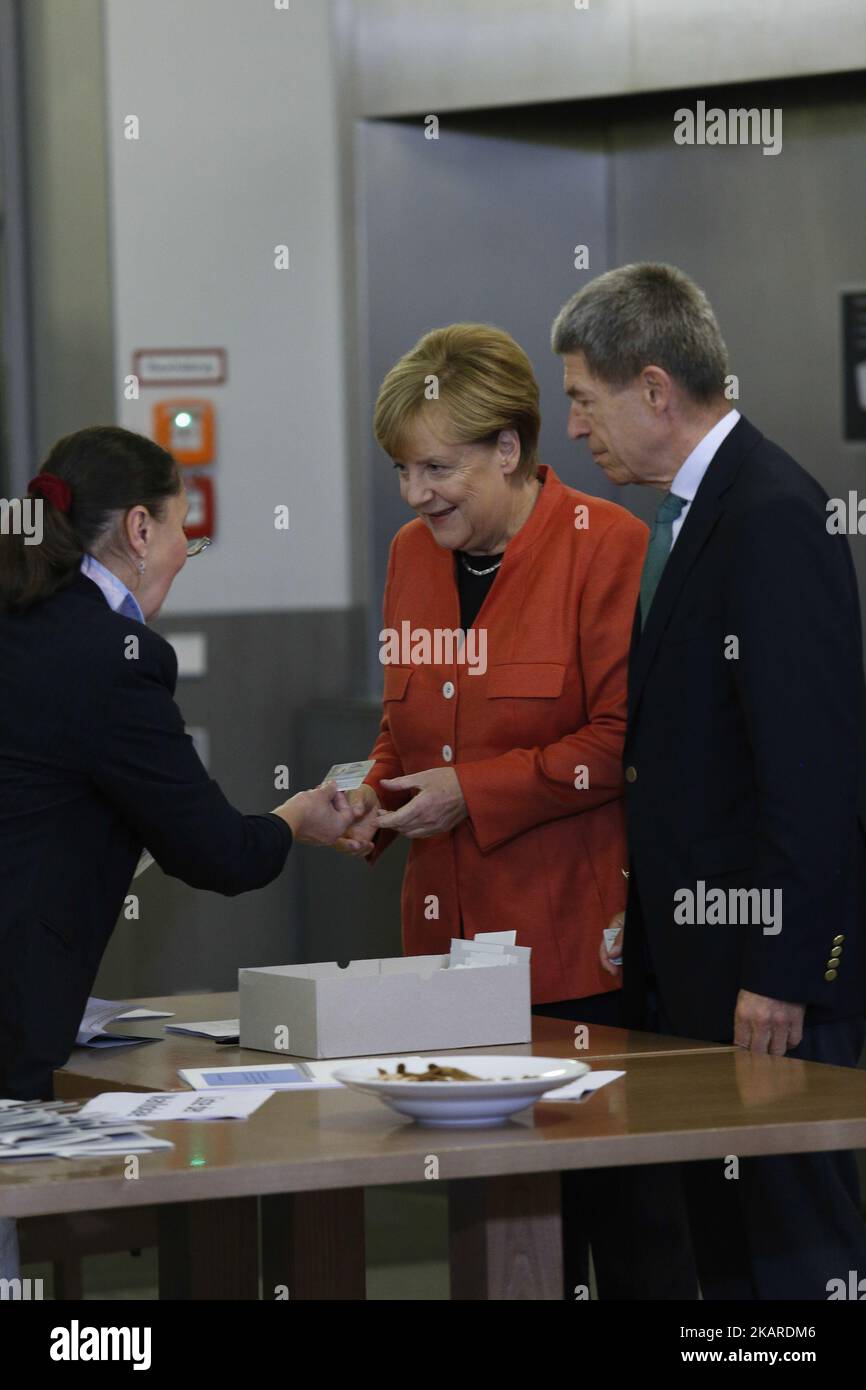 La première ministre Angela Merkel vote en général le Bundestag allemand sur 24 septembre 2014, Berlin. Elle a assisté avec son mari Joahim Sauer. Angela Merkel espère gagner les élections et occuper un nouveau mandat de Premier ministre du pays le plus puissant de l'Union européenne. (Photo par Dominika Zarzycka/NurPhoto) Banque D'Images