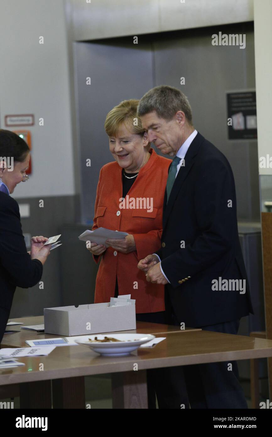 La première ministre Angela Merkel vote en général le Bundestag allemand sur 24 septembre 2014, Berlin. Elle a assisté avec son mari Joahim Sauer. Angela Merkel espère gagner les élections et occuper un nouveau mandat de Premier ministre du pays le plus puissant de l'Union européenne. (Photo par Dominika Zarzycka/NurPhoto) Banque D'Images