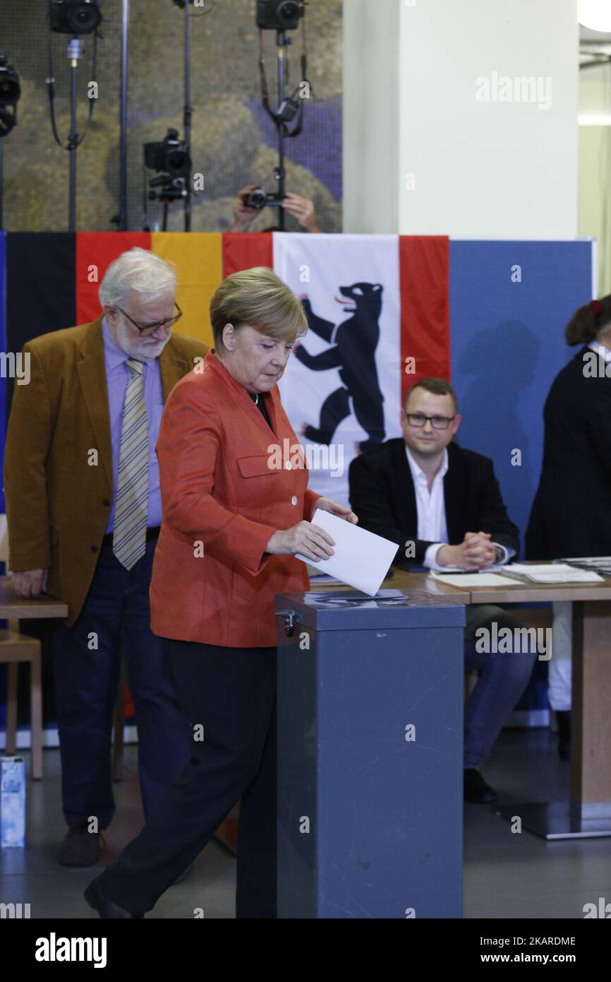 La première ministre Angela Merkel vote en général le Bundestag allemand sur 24 septembre 2014, Berlin. Elle a assisté avec son mari Joahim Sauer. Angela Merkel espère gagner les élections et occuper un nouveau mandat de Premier ministre du pays le plus puissant de l'Union européenne. (Photo par Dominika Zarzycka/NurPhoto) Banque D'Images