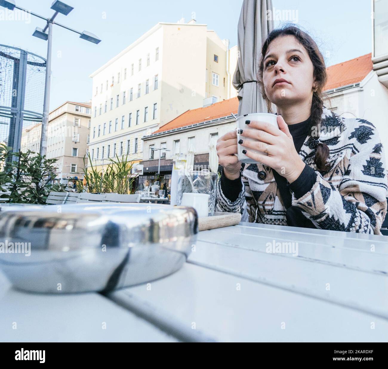 femme buvant du thé sur une terrasse Banque D'Images