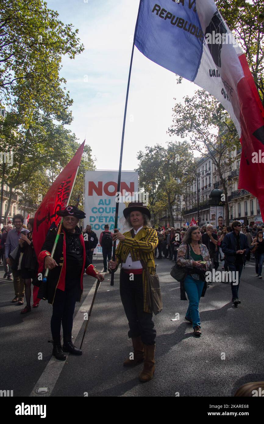 Deux patriotes français contre la réforme du droit du travail en 23 septembre 2017 au cours de la marche. Des milliers de personnes sont arrivées à la réunion convoquée par Jean-Luc Mélanchon, un politicien français d'extrême-gauche, contre la réforme du droit du travail déjà signée par le président français Emmanuel Macron. (Photo de David Cordova/NurPhoto) Banque D'Images