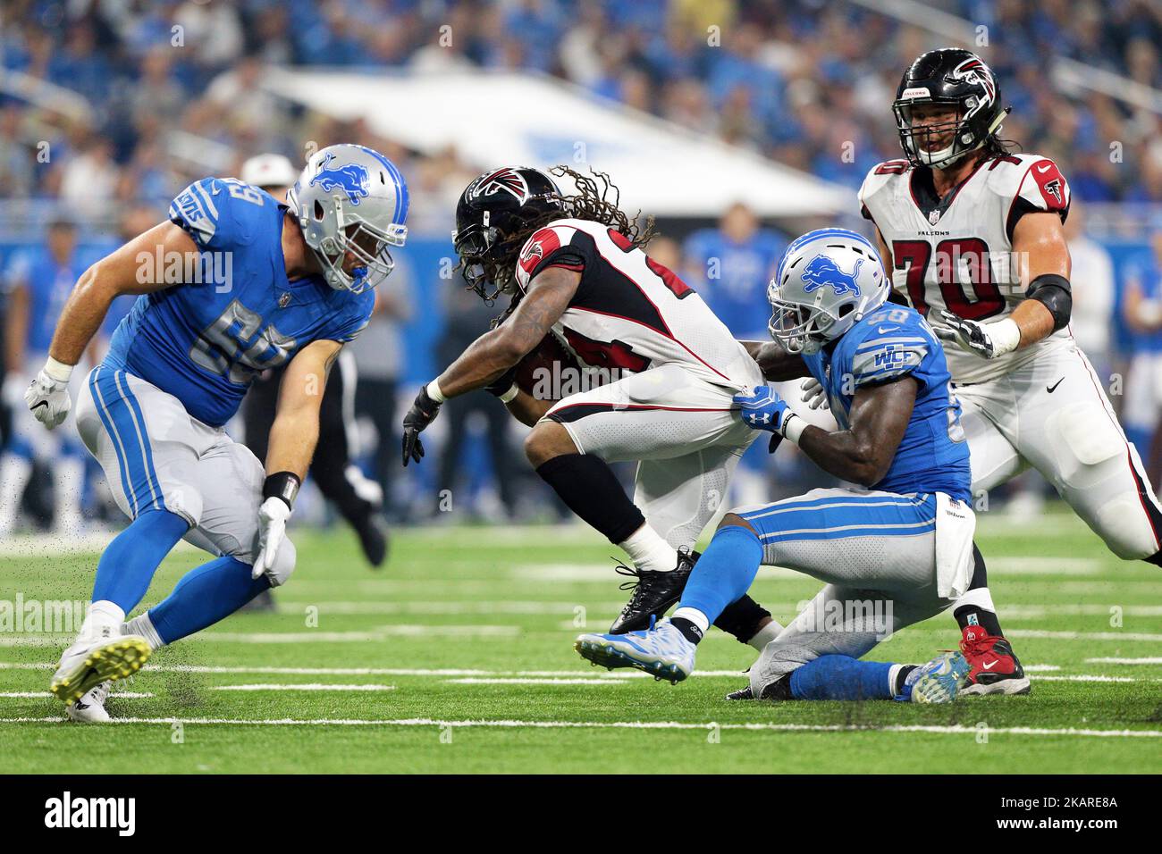 Les Falcons d'Atlanta qui ont fait la course de Devonta Freeman (24) est affrontée par le joueur de fond de ligne moyen des Lions de Detroit Tahir Whitehead (59) lors de la première moitié d'un match de football de la NFL à Detroit, Michigan, sur 24 septembre 2017. (Photo de Jorge Lemus/NurPhoto) Banque D'Images