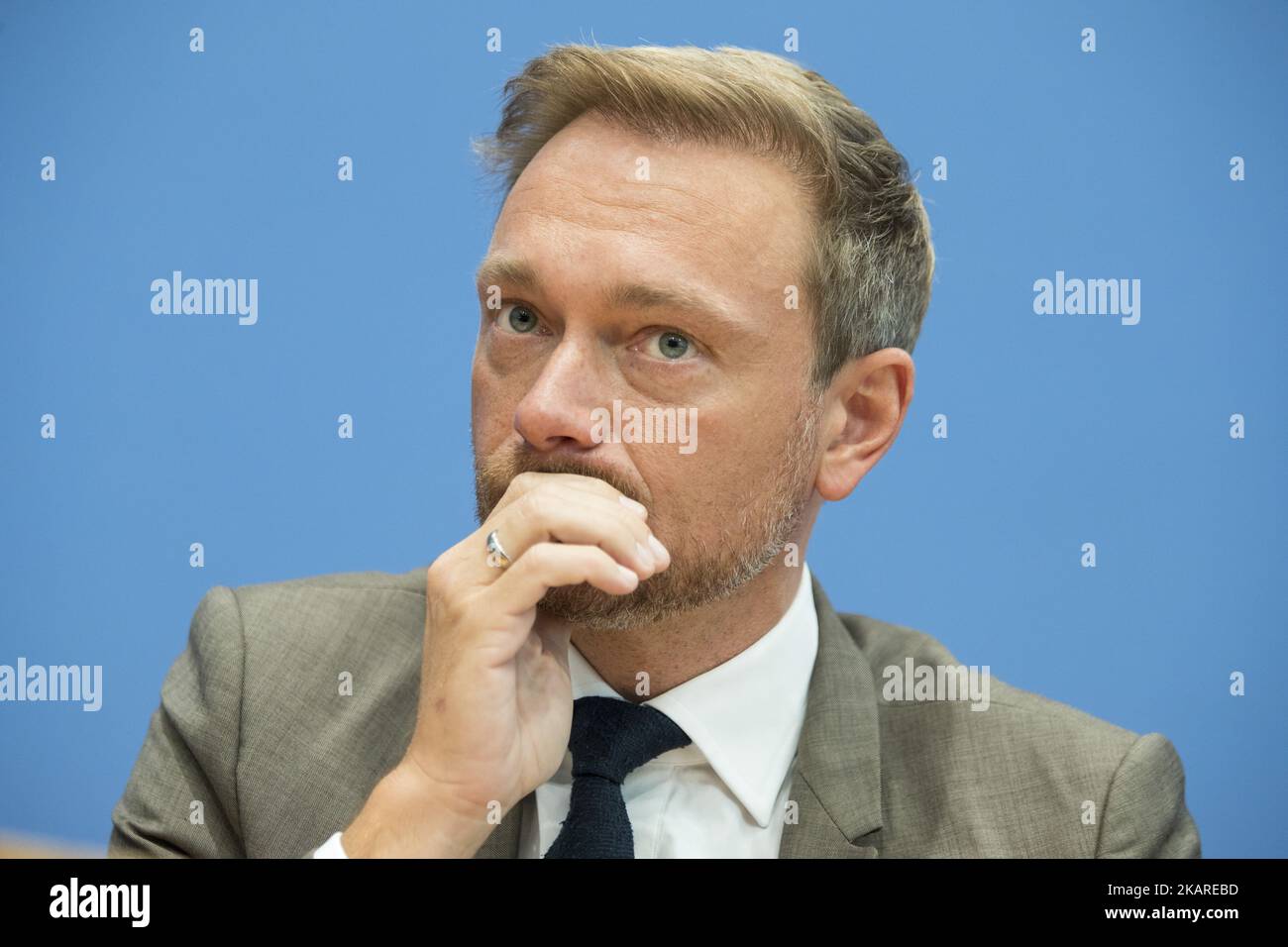 Christian Lindner, président du Parti démocratique libre (FDP), est photographié lors d'une conférence de presse le lendemain des élections au Bundespressekonferenz à Berlin, en Allemagne, sur 25 septembre 2017. (Photo par Emmanuele Contini/NurPhoto) Banque D'Images