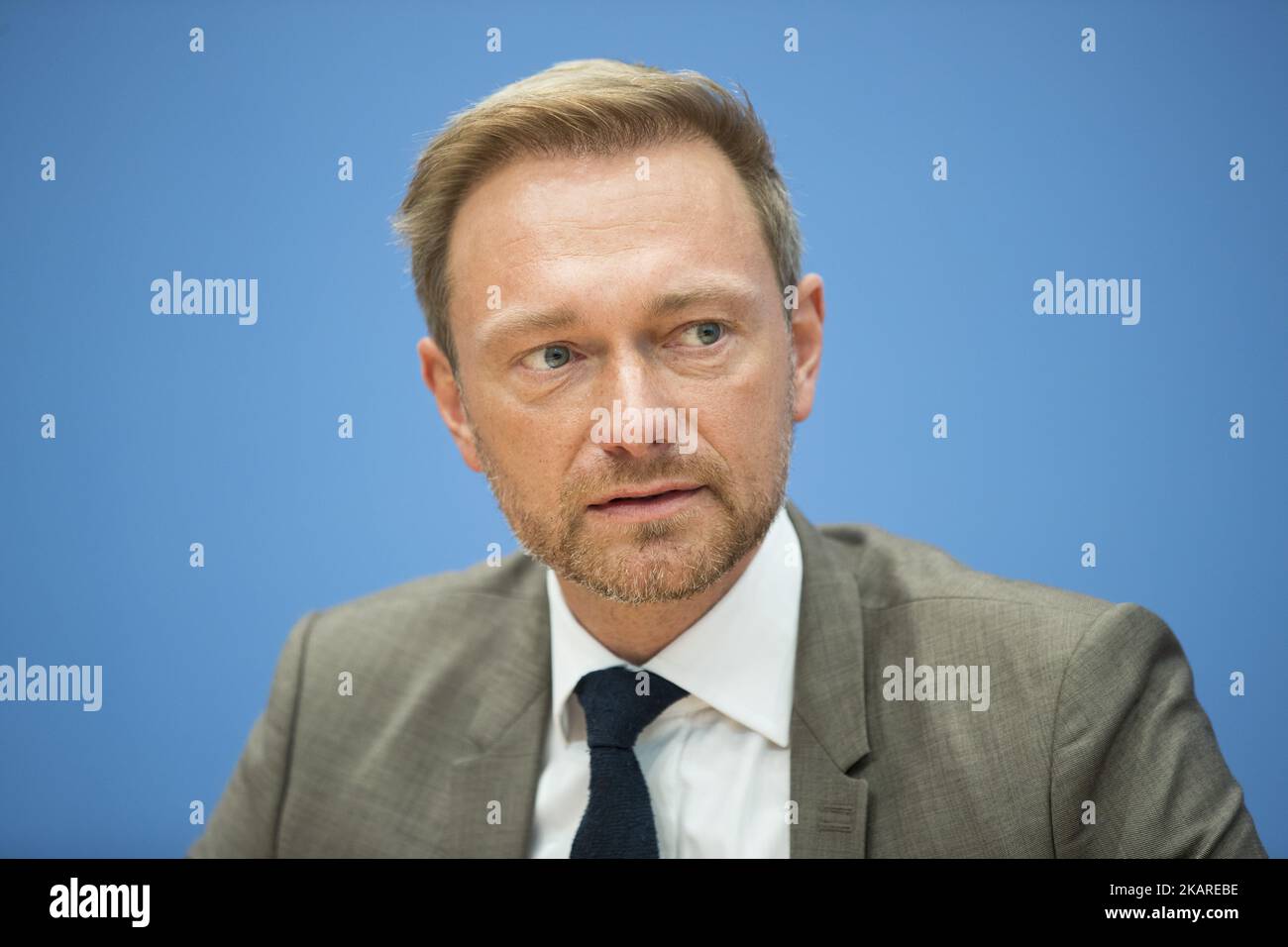 Christian Lindner, président du Parti démocratique libre (FDP), est photographié lors d'une conférence de presse le lendemain des élections au Bundespressekonferenz à Berlin, en Allemagne, sur 25 septembre 2017. (Photo par Emmanuele Contini/NurPhoto) Banque D'Images