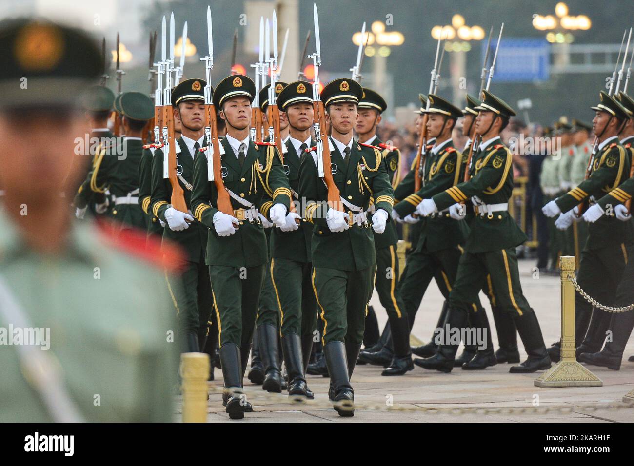 Une vue des gardes militaires lors de l'abaissement de la cérémonie du drapeau national sur la place Tiananmen à Beijing, quelques jours avant la prochaine Journée nationale, le 68th anniversaire de la création de la République populaire de Chine. Le jeudi 28 septembre 2017, sur la place Tian'anmen, Pékin, Chine. Photo par Artur Widak Banque D'Images