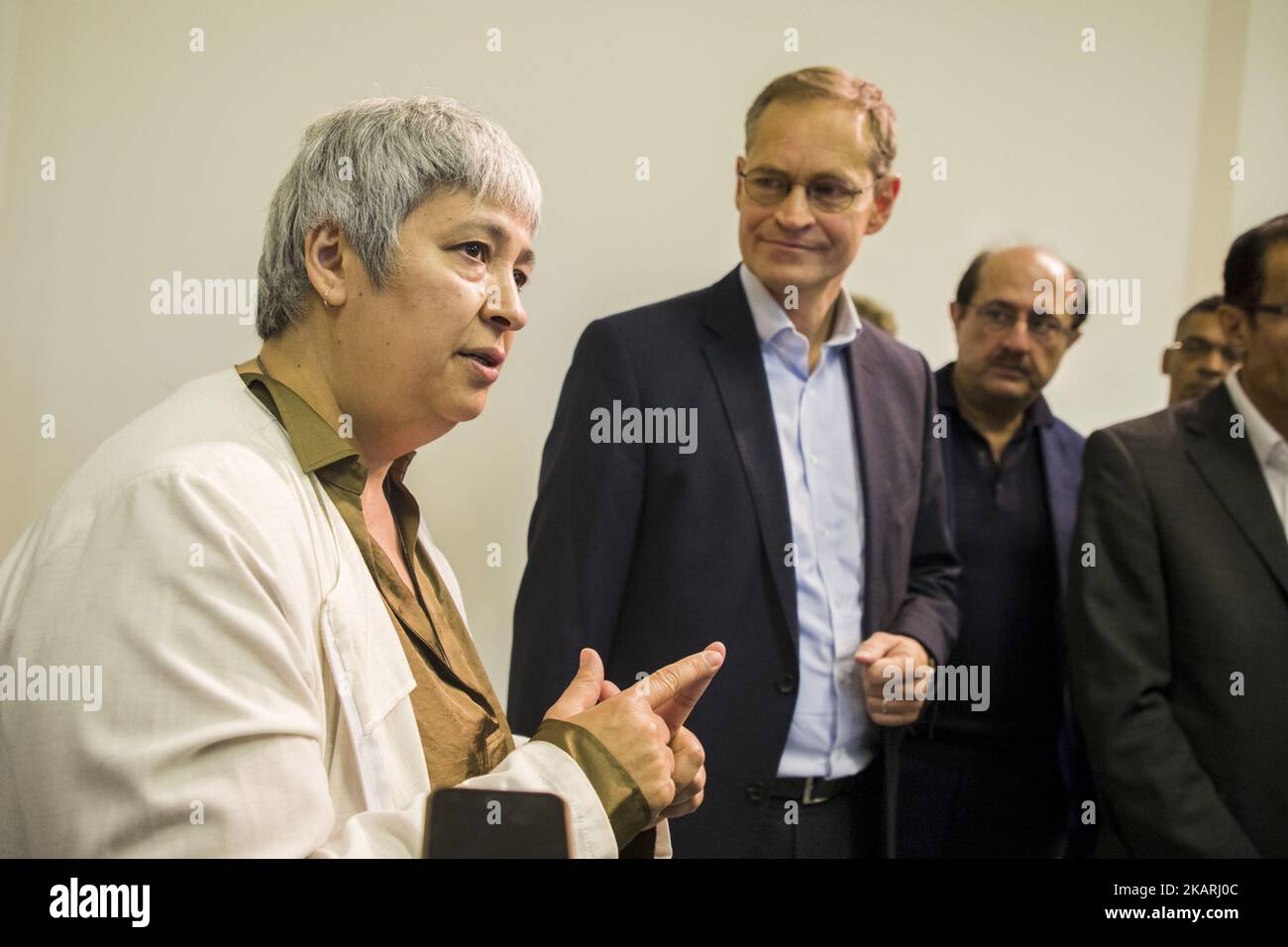 L'avocat et activiste de droite Seyran Ates (L) et le maire de Berlin Michael Mueller (C) parlent avec des journalistes lors de sa visite à la mosquée libérale Ibn Rushd-Goethe à Berlin, en Allemagne, à propos de 29 septembre 2017. (Photo par Emmanuele Contini/NurPhoto) Banque D'Images